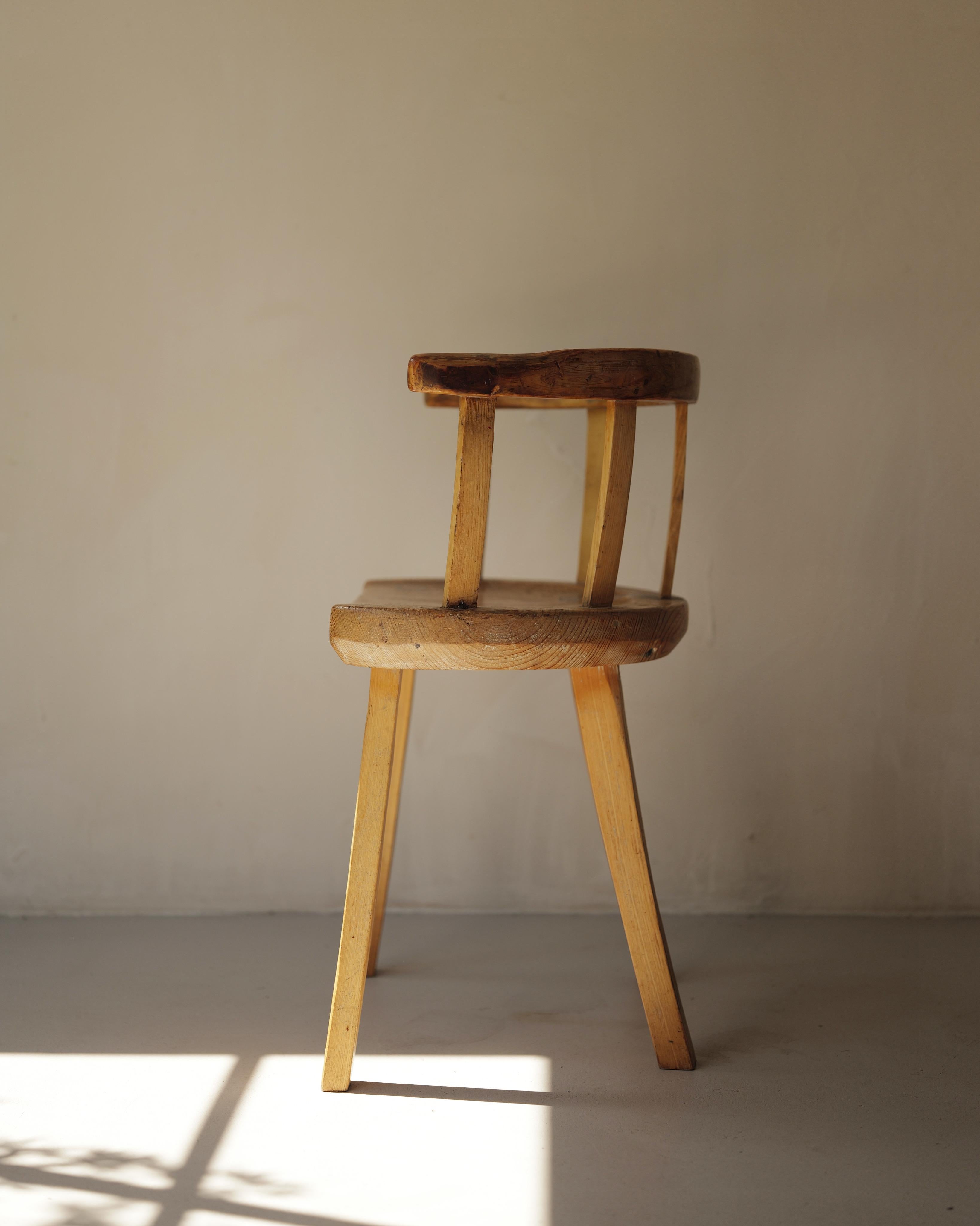XVIIIe siècle Chaise folklorique suédoise primitive en pin du 18ème siècle en vente