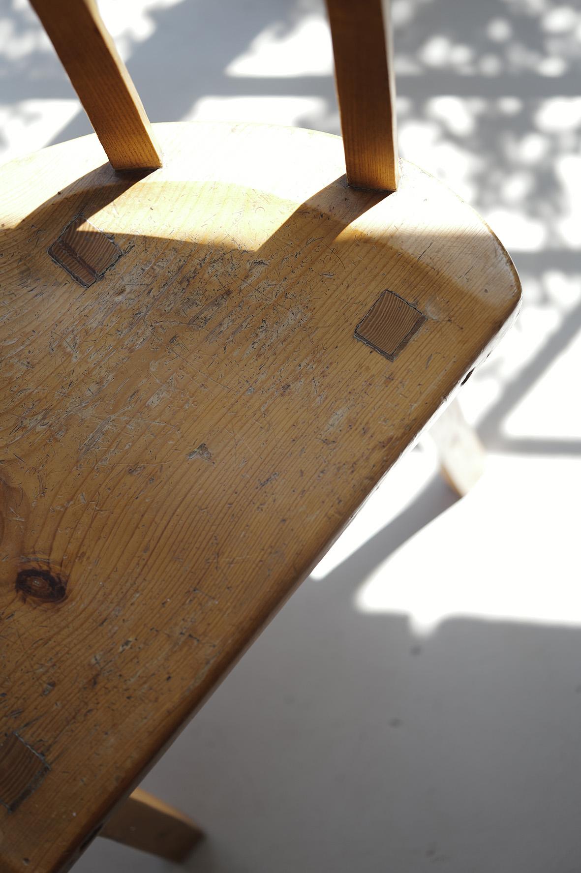 Pin Chaise folklorique suédoise primitive en pin du 18ème siècle en vente