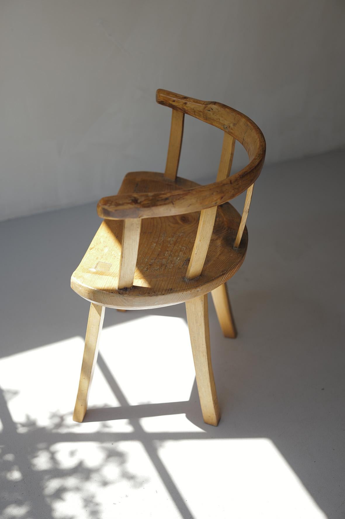Chaise folklorique suédoise primitive en pin du 18ème siècle en vente 1