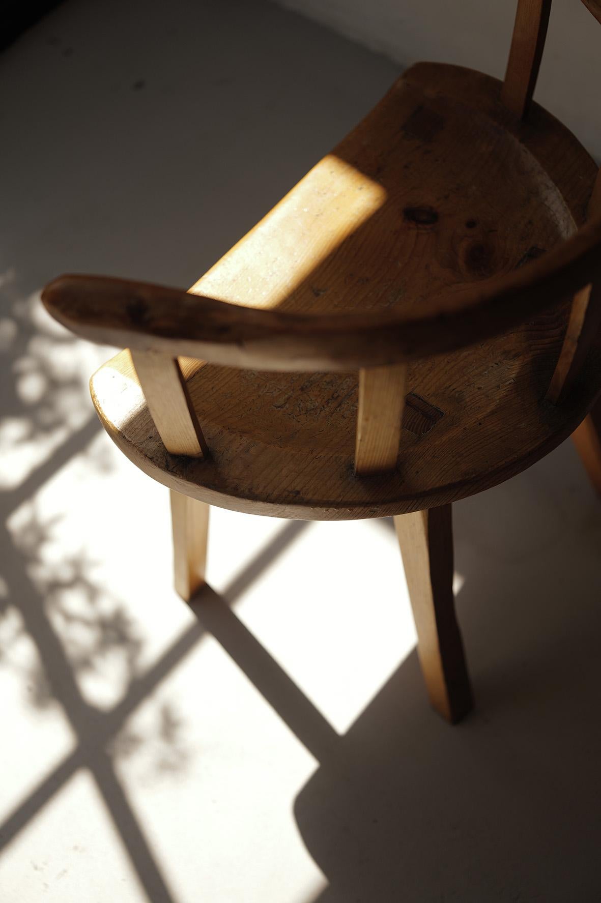 Chaise folklorique suédoise primitive en pin du 18ème siècle en vente 2