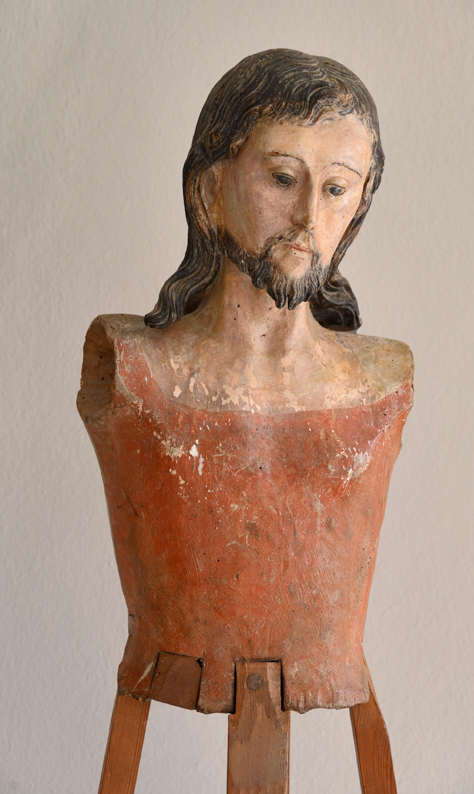 Une inhabituelle et rare figure de procession ou de conférencier du 17ème siècle, également appelée Mannequins. Sculpté dans le bois et de très bonne qualité. Une élaboration détaillée et particulière du buste, la partie inférieure est faite d'une