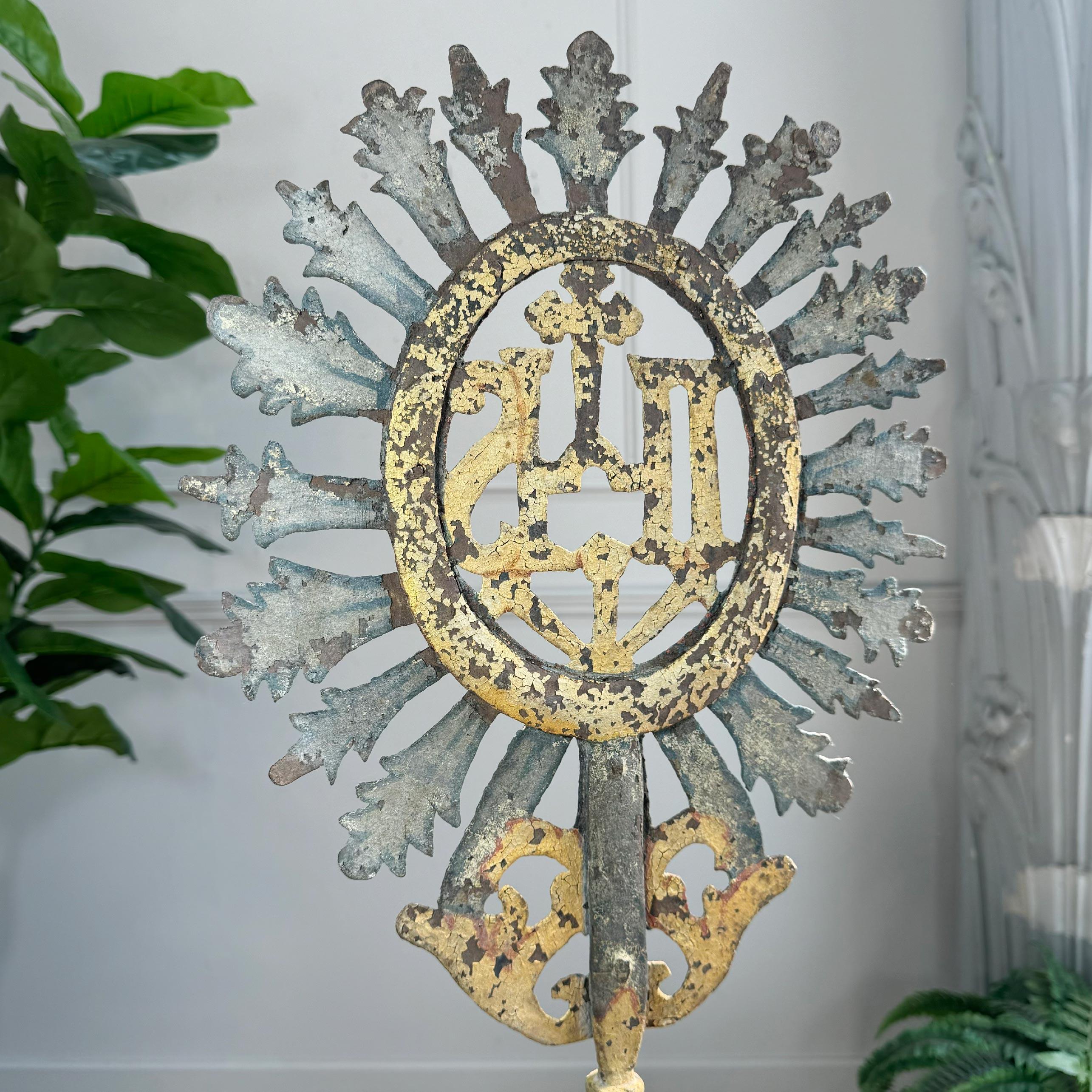 18th Century Processional Gilt Iron IHS Cross Mounted on a Baroque Altar Vase en venta 3