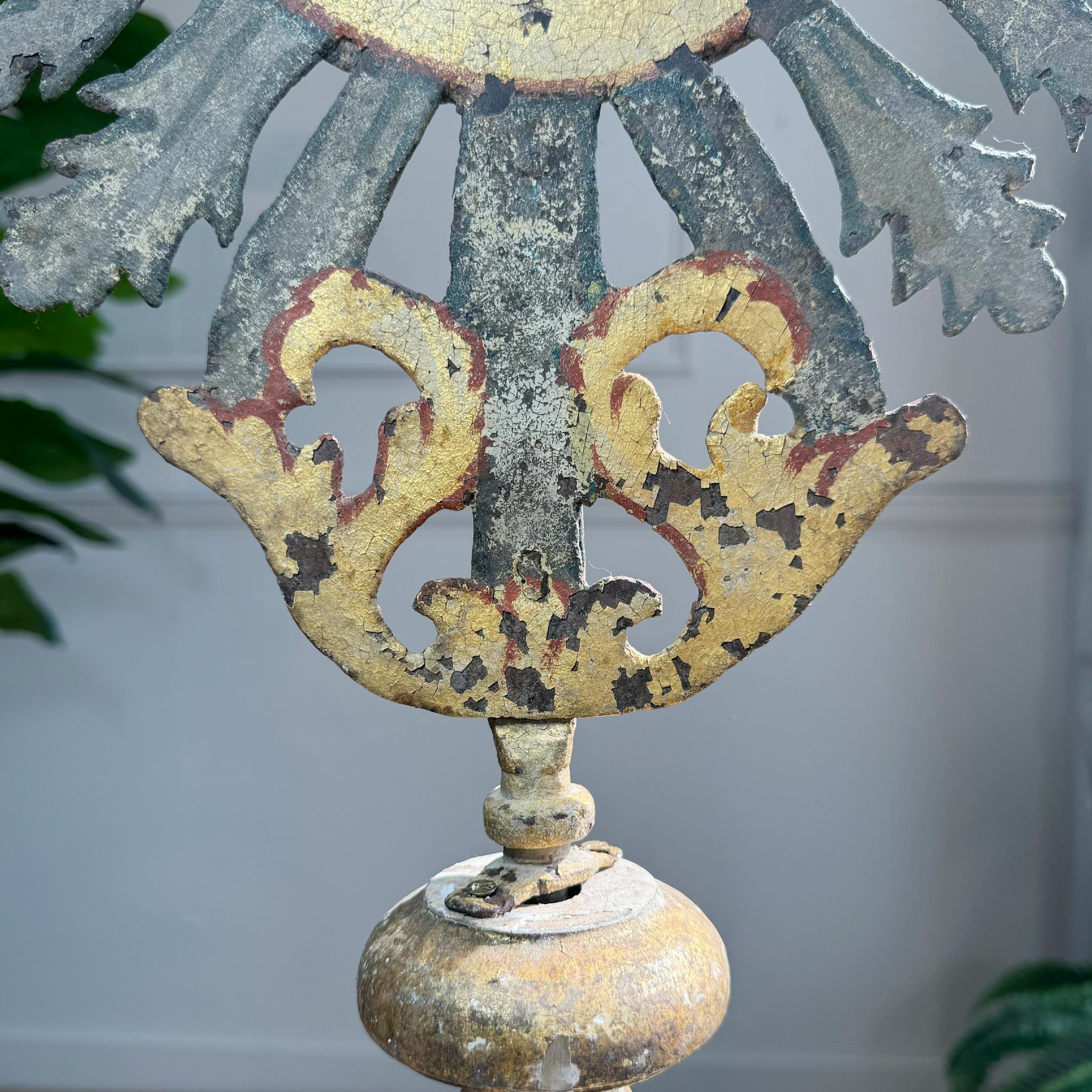 18th Century Processional Gilt Iron IHS Cross Mounted on a Baroque Altar Vase en venta 4
