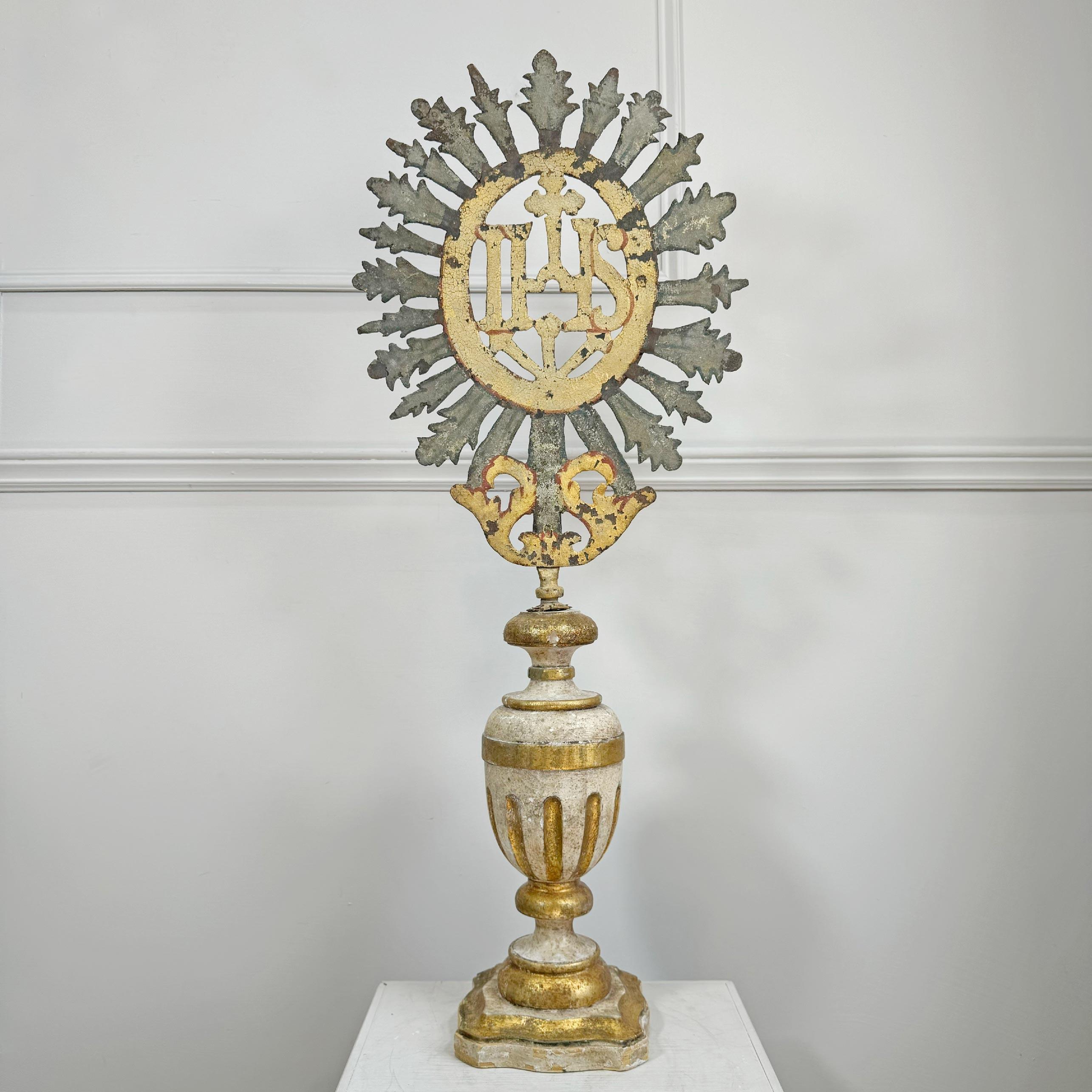 18th Century Processional Gilt Iron IHS Cross Mounted on a Baroque Altar Vase Barroco en venta