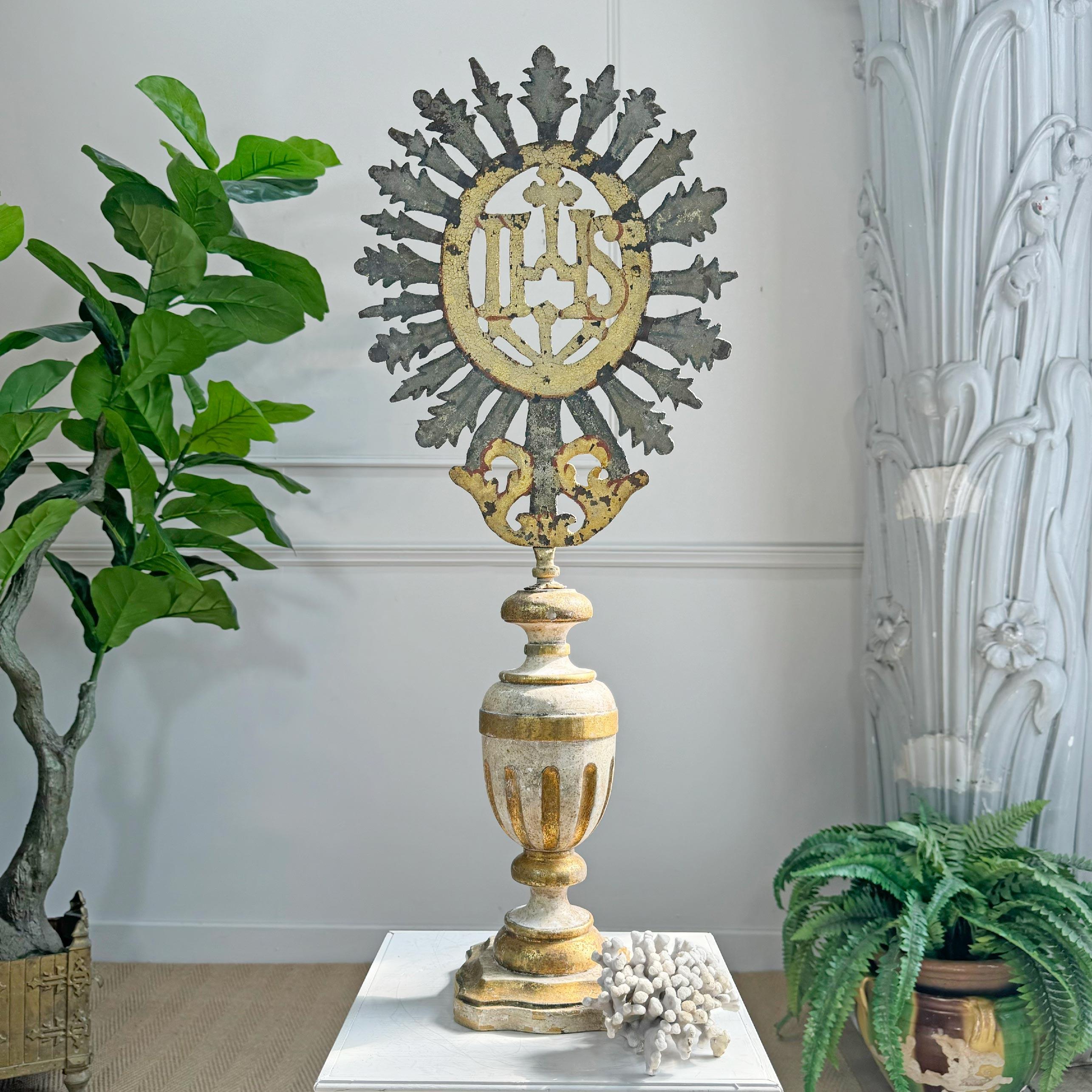 18th Century Processional Gilt Iron IHS Cross Mounted on a Baroque Altar Vase Italiano en venta