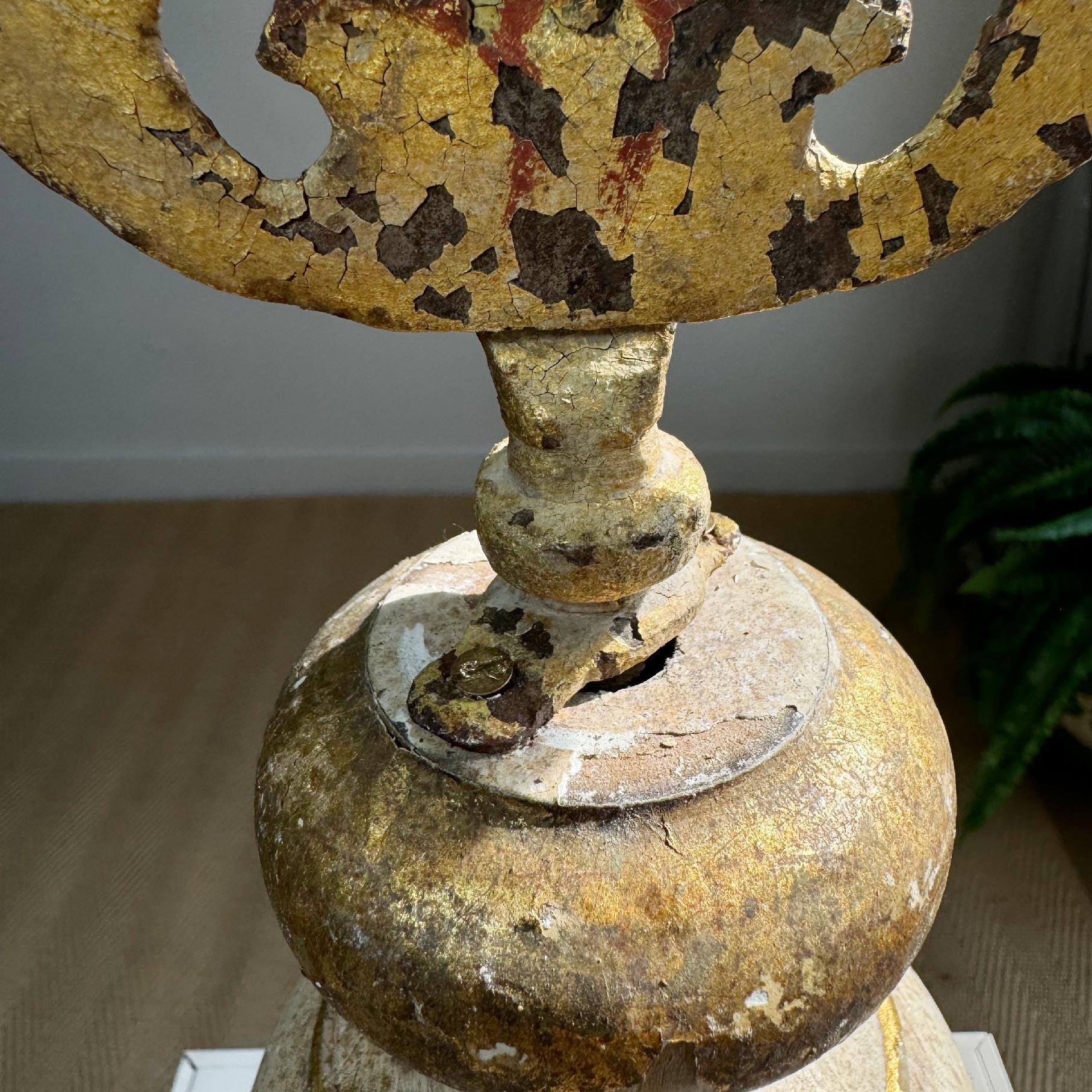 18th Century Processional Gilt Iron IHS Cross Mounted on a Baroque Altar Vase Gesso en venta