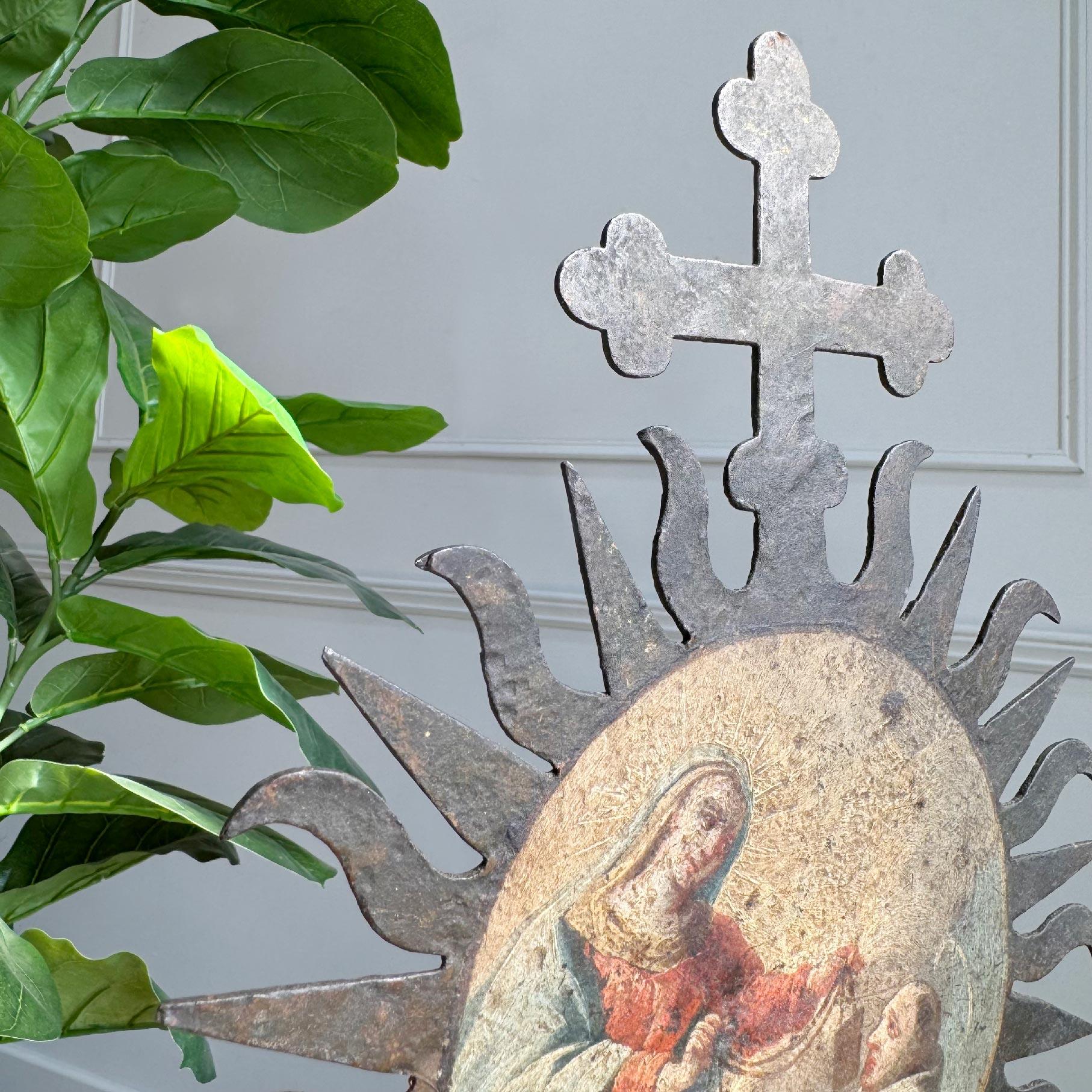 18th Century Processional Painted Sunburst on a Baroque Silver Gilt Altar Vase en venta 2