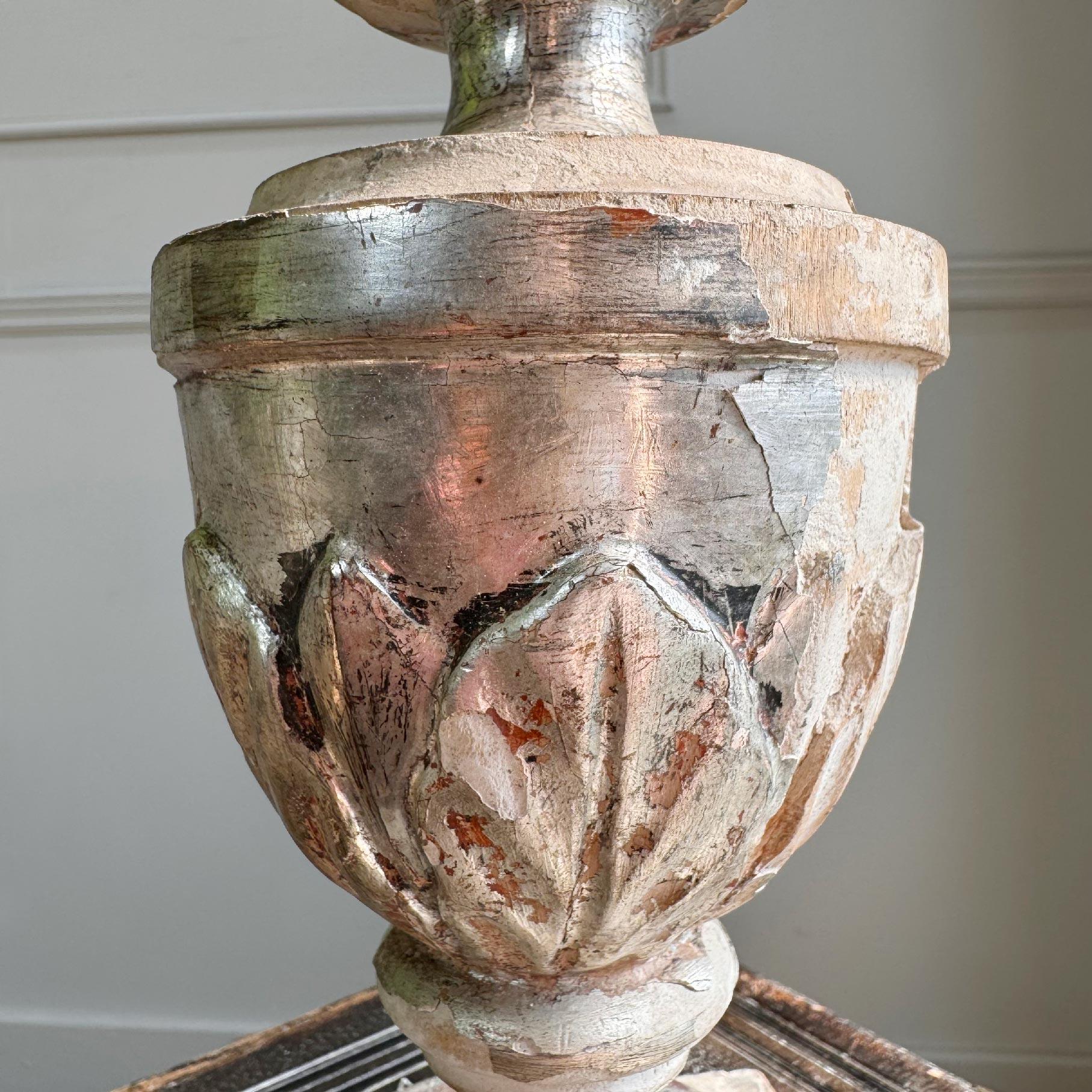 18th Century Processional Painted Sunburst on a Baroque Silver Gilt Altar Vase en venta 4