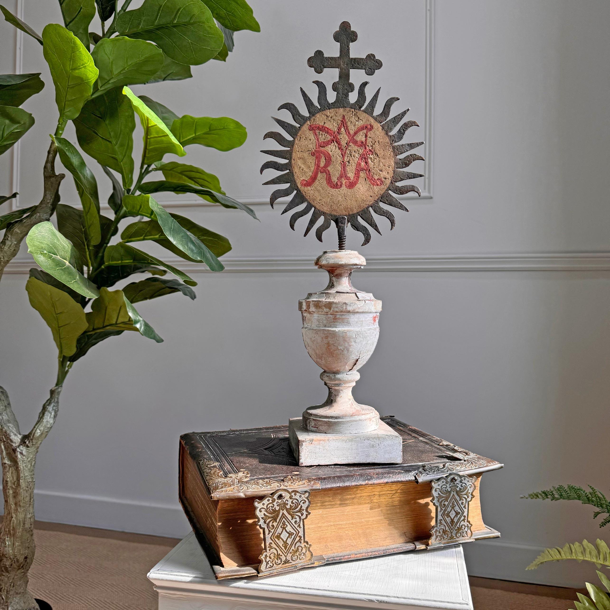 18th Century Processional Painted Sunburst on a Baroque Silver Gilt Altar Vase en venta 5