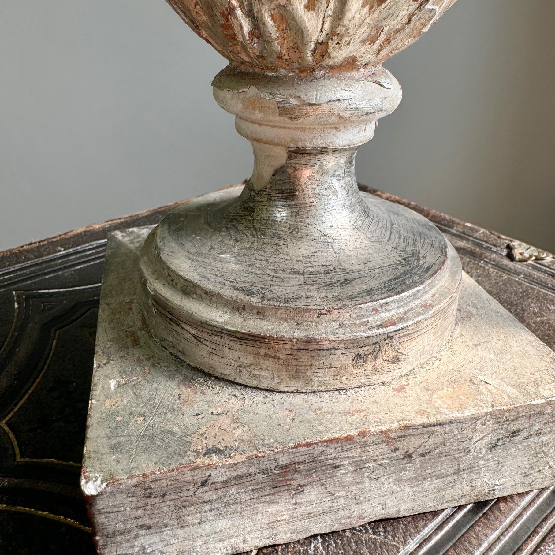 18th Century Processional Painted Sunburst on a Baroque Silver Gilt Altar Vase en venta 6