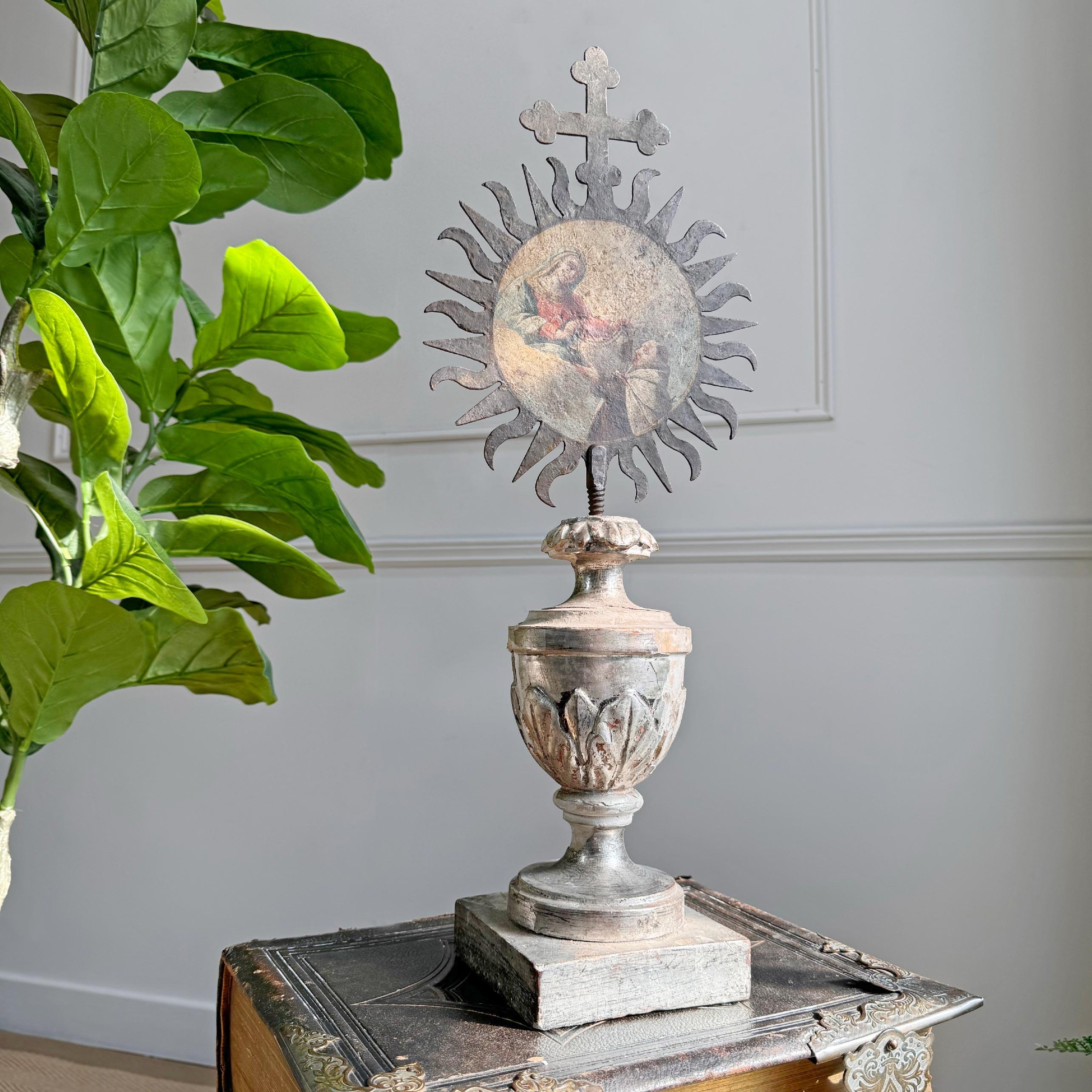18th Century Processional Painted Sunburst on a Baroque Silver Gilt Altar Vase en venta 7