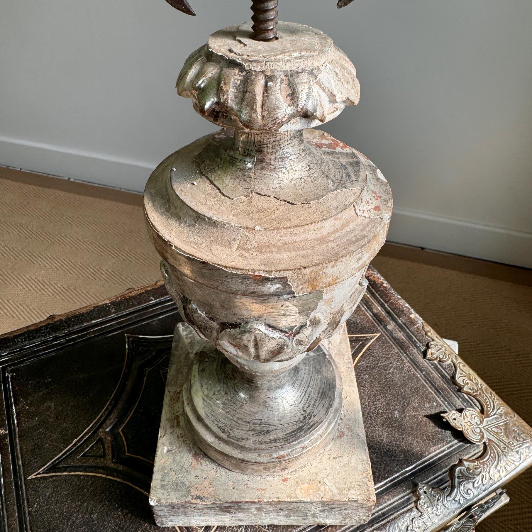 18th Century Processional Painted Sunburst on a Baroque Silver Gilt Altar Vase en venta 8