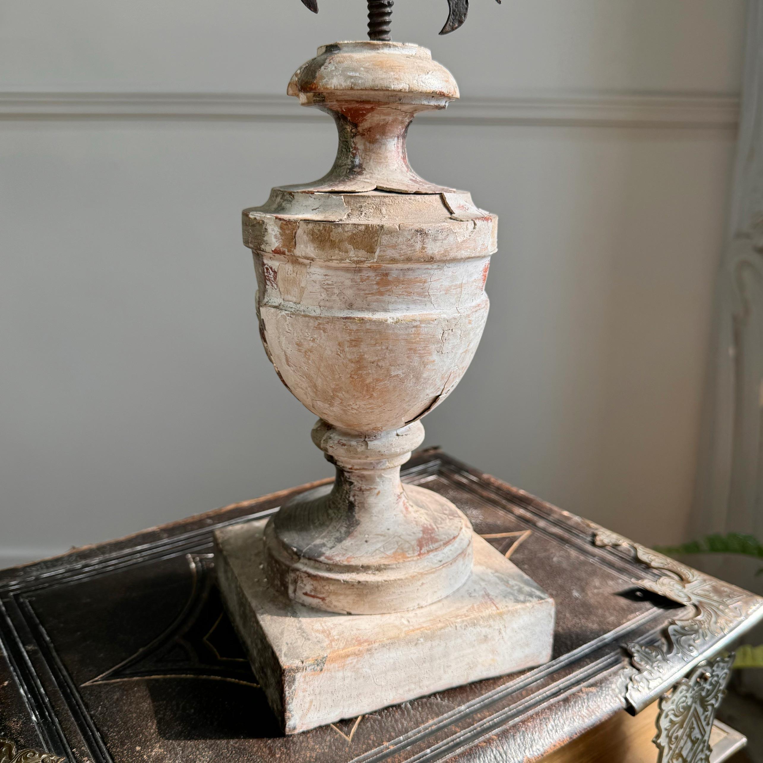 18th Century Processional Painted Sunburst on a Baroque Silver Gilt Altar Vase en venta 9