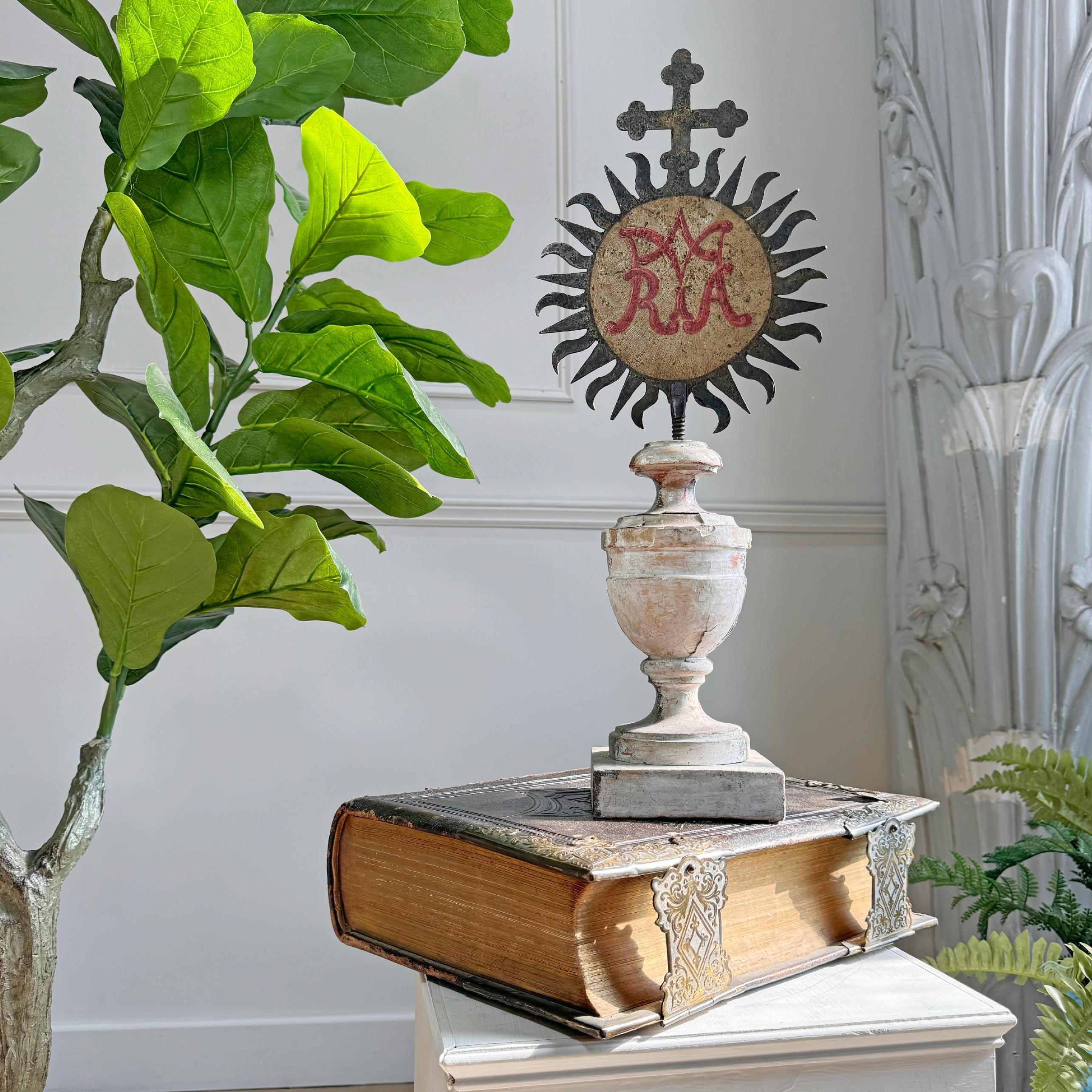 18th Century Processional Painted Sunburst on a Baroque Silver Gilt Altar Vase en venta 10