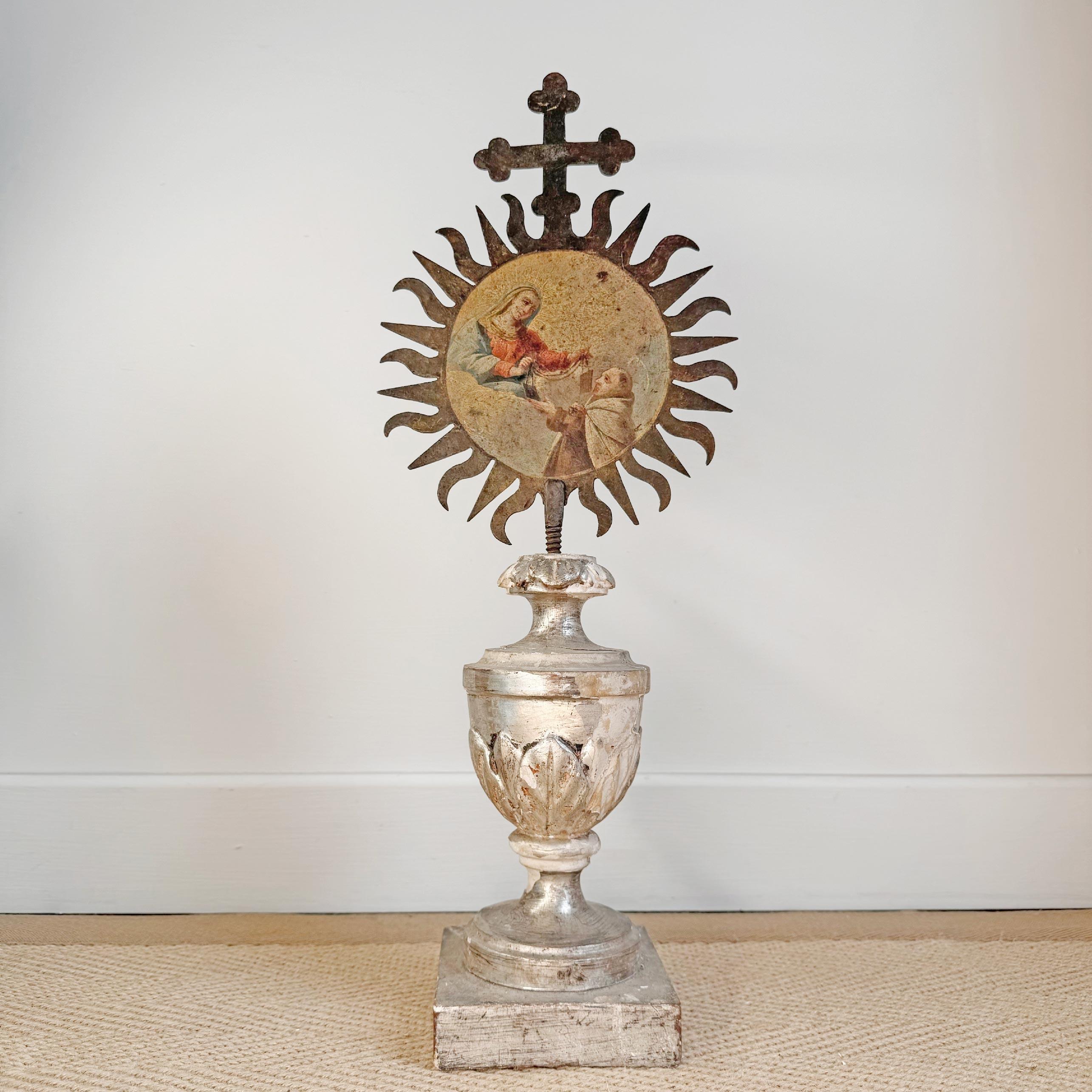 18th Century Processional Painted Sunburst on a Baroque Silver Gilt Altar Vase en venta 11