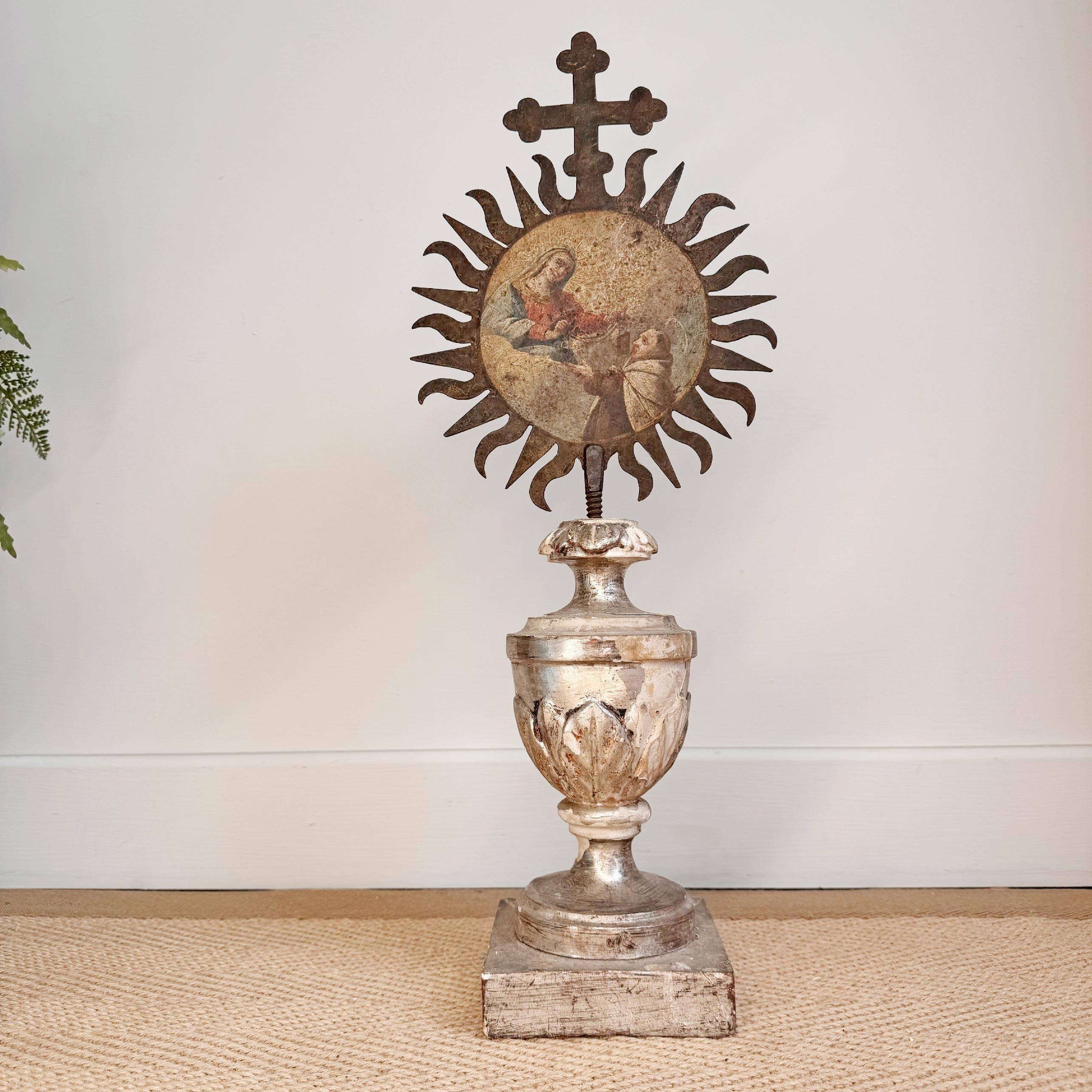 Rare et exquise procession en fer du XVIIIe siècle avec une image centrale peinte de la Sainte Mère Marie présentant le rosaire à Saint Dominique d'un côté et l'Ave Maria de l'autre, montée dans un magnifique vase d'autel en bois sculpté, doré à