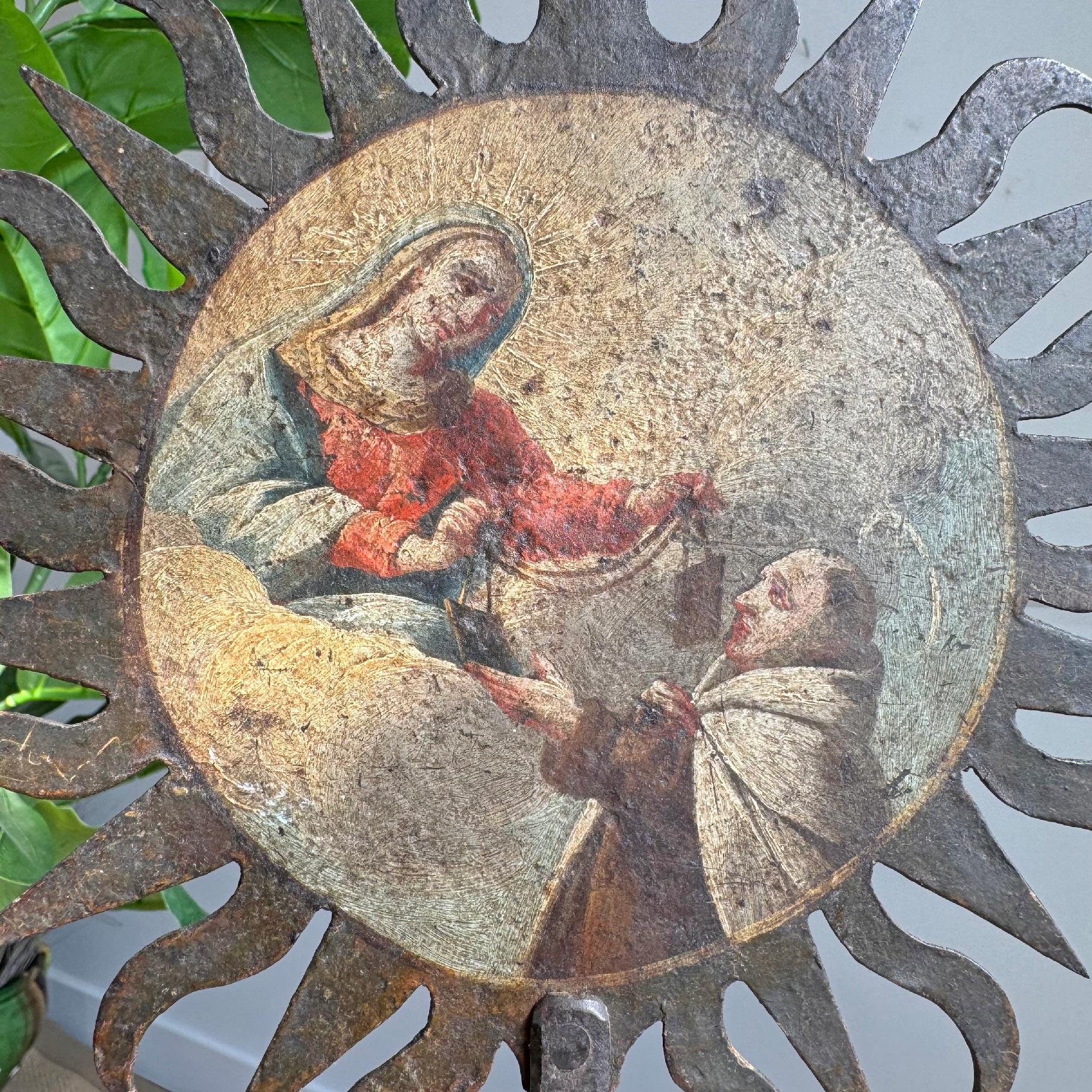 18th Century Processional Painted Sunburst on a Baroque Silver Gilt Altar Vase Barroco en venta