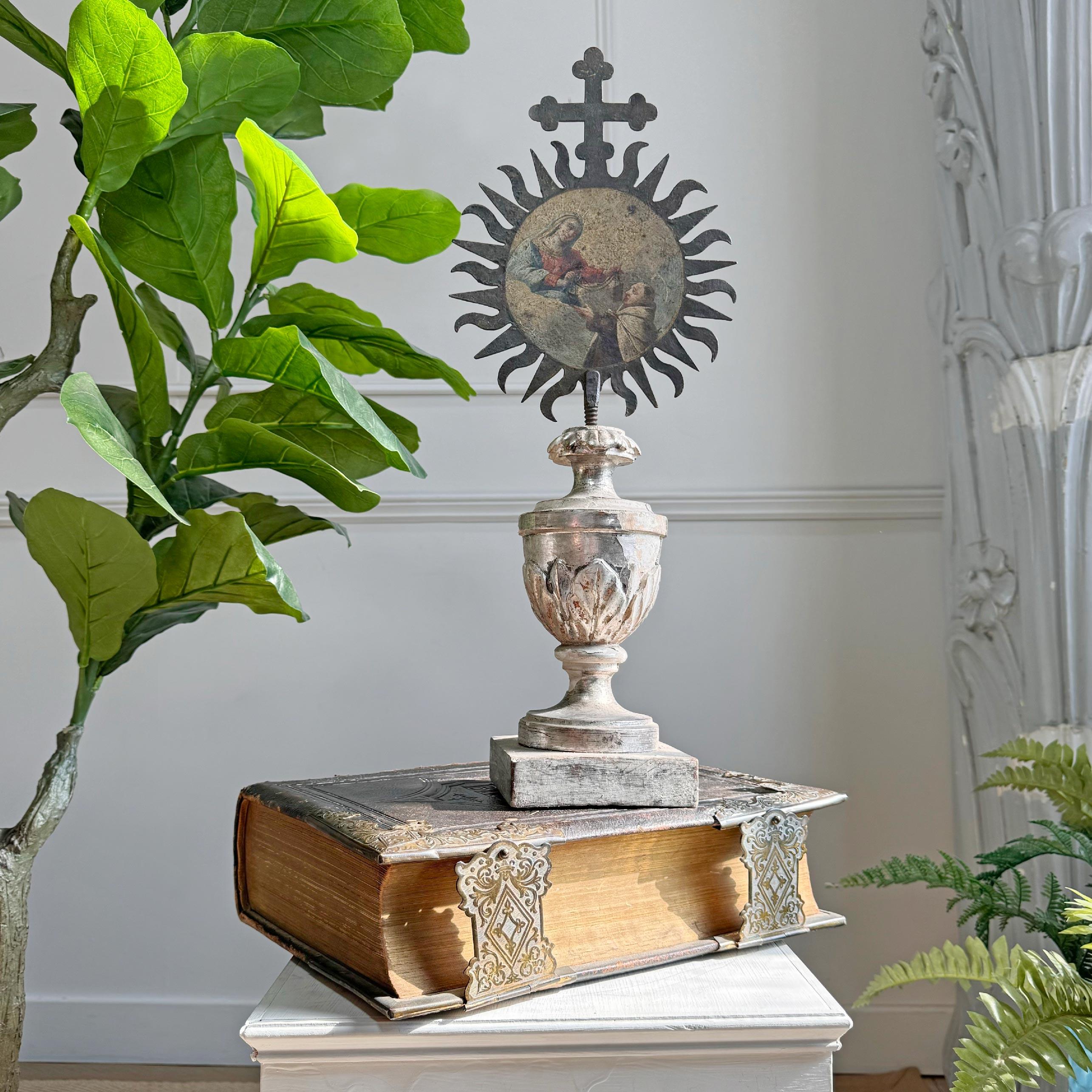 Vase d'autel baroque en argent et en vermeil, peint d'un soleil de procession du XVIIIe siècle Bon état - En vente à Hastings, GB