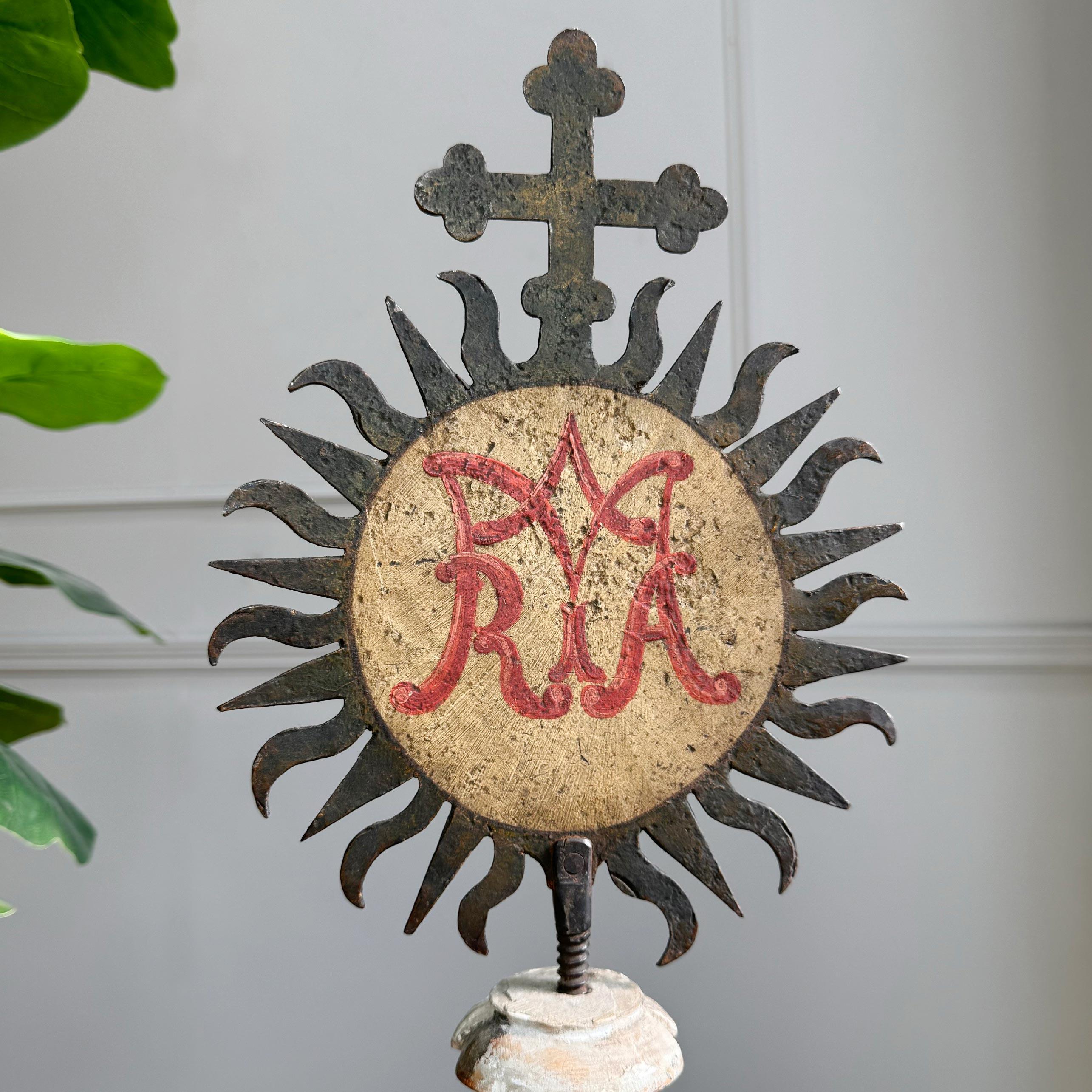 18th Century Processional Painted Sunburst on a Baroque Silver Gilt Altar Vase en Bueno estado para la venta en Hastings, GB