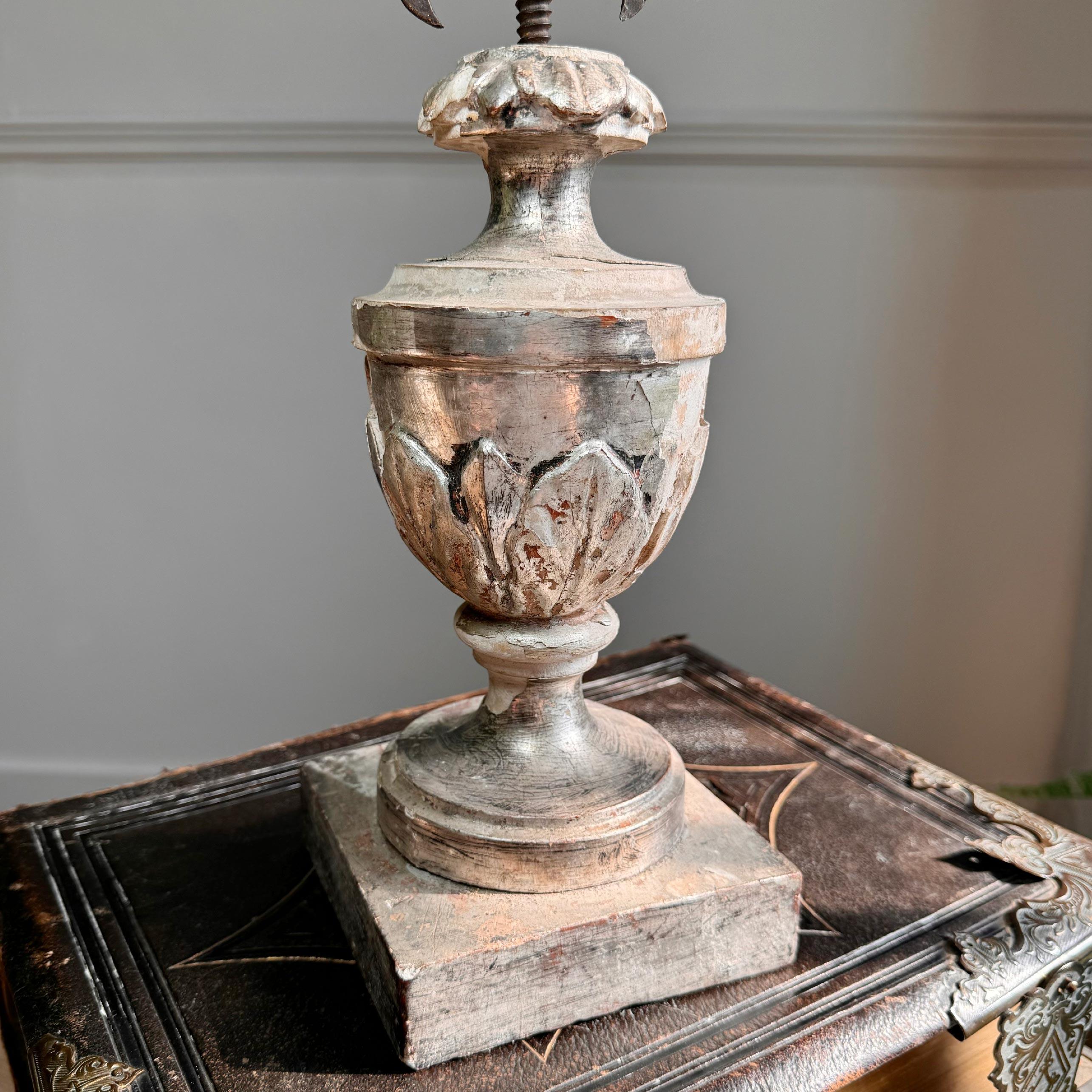 18th Century Processional Painted Sunburst on a Baroque Silver Gilt Altar Vase Gesso en venta