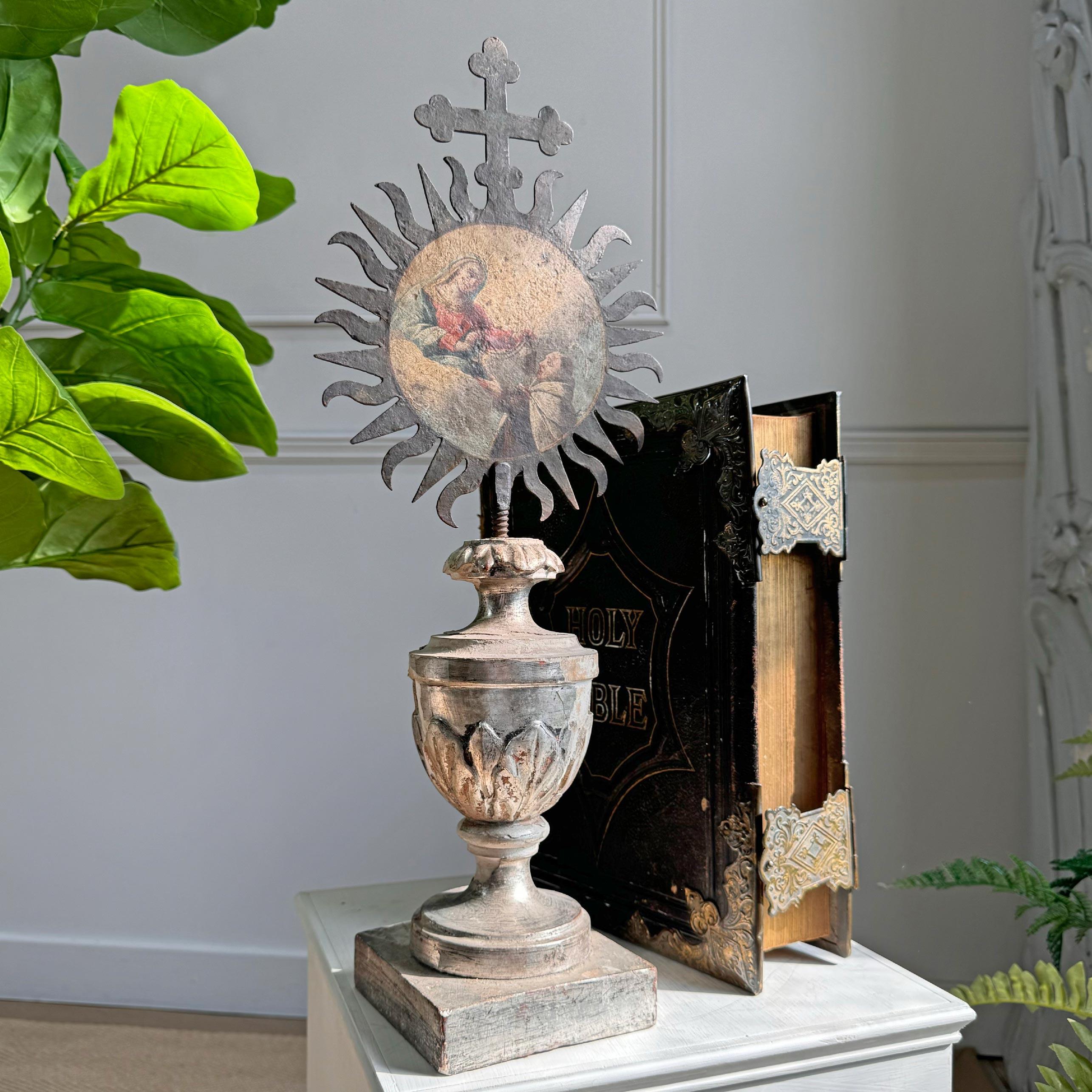 18th Century Processional Painted Sunburst on a Baroque Silver Gilt Altar Vase en venta 1