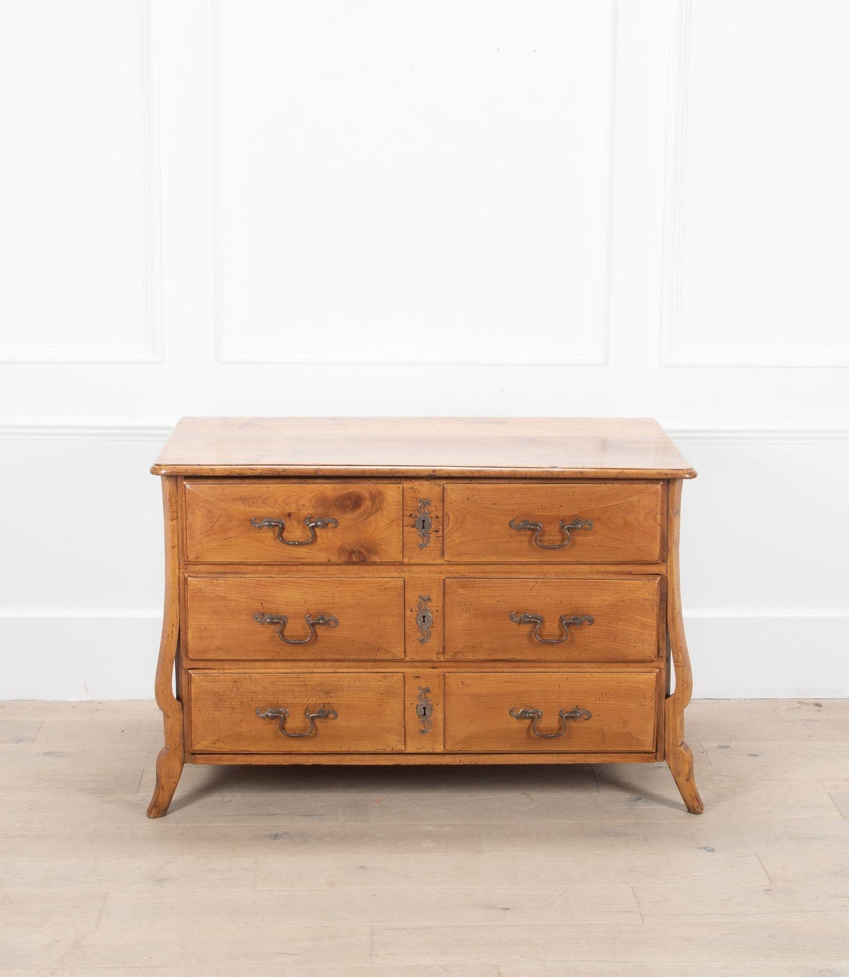 Un'affascinante commode in legno di ciliegio del XVIII secolo.

Di colore e forma meravigliosi.