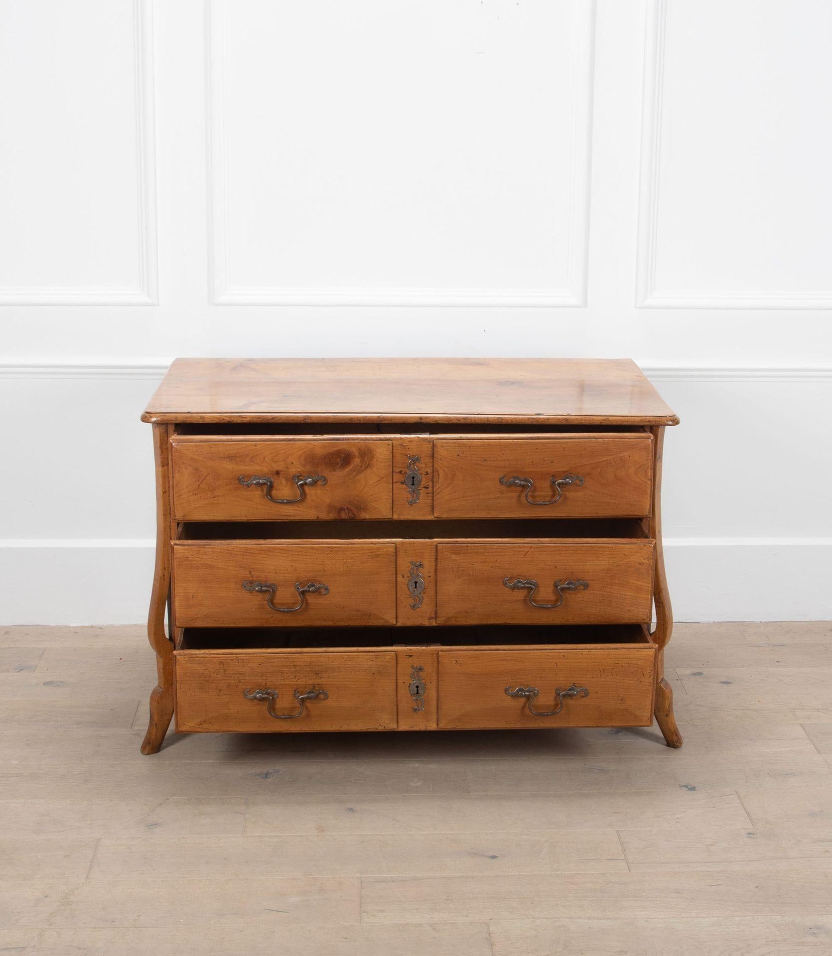 Francese Commode provenzale in ciliegio del XVIII secolo in vendita