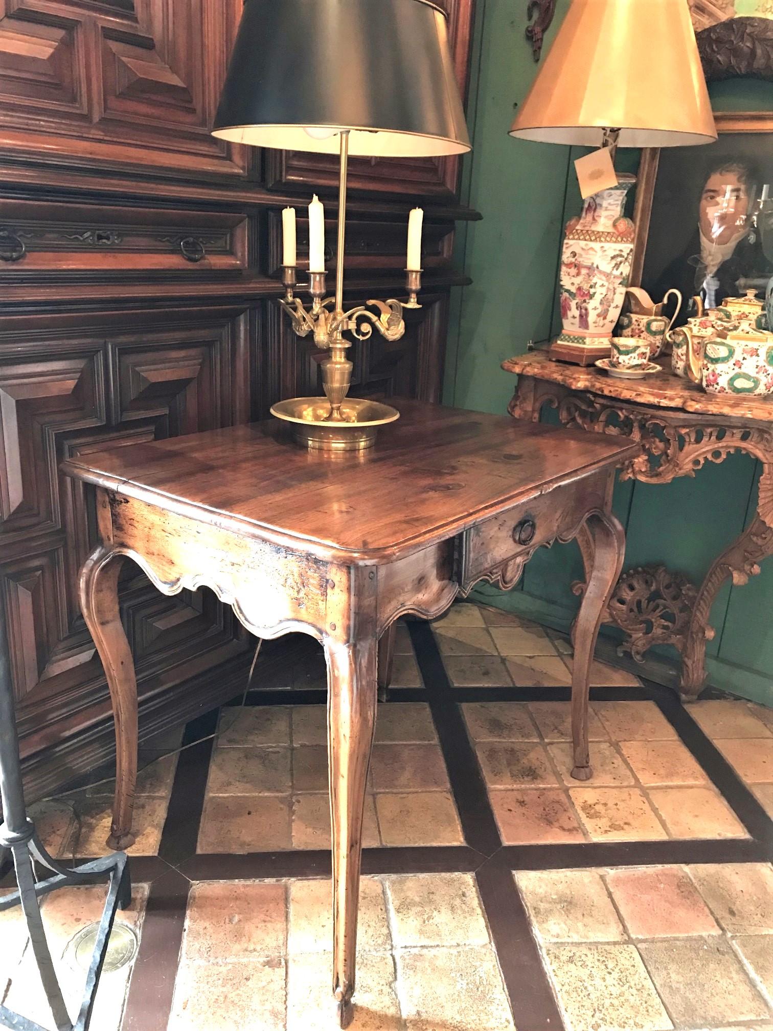 Table d'appoint en bois de noyer sculpté à la main, Provençale, du 18e siècle en vente 4