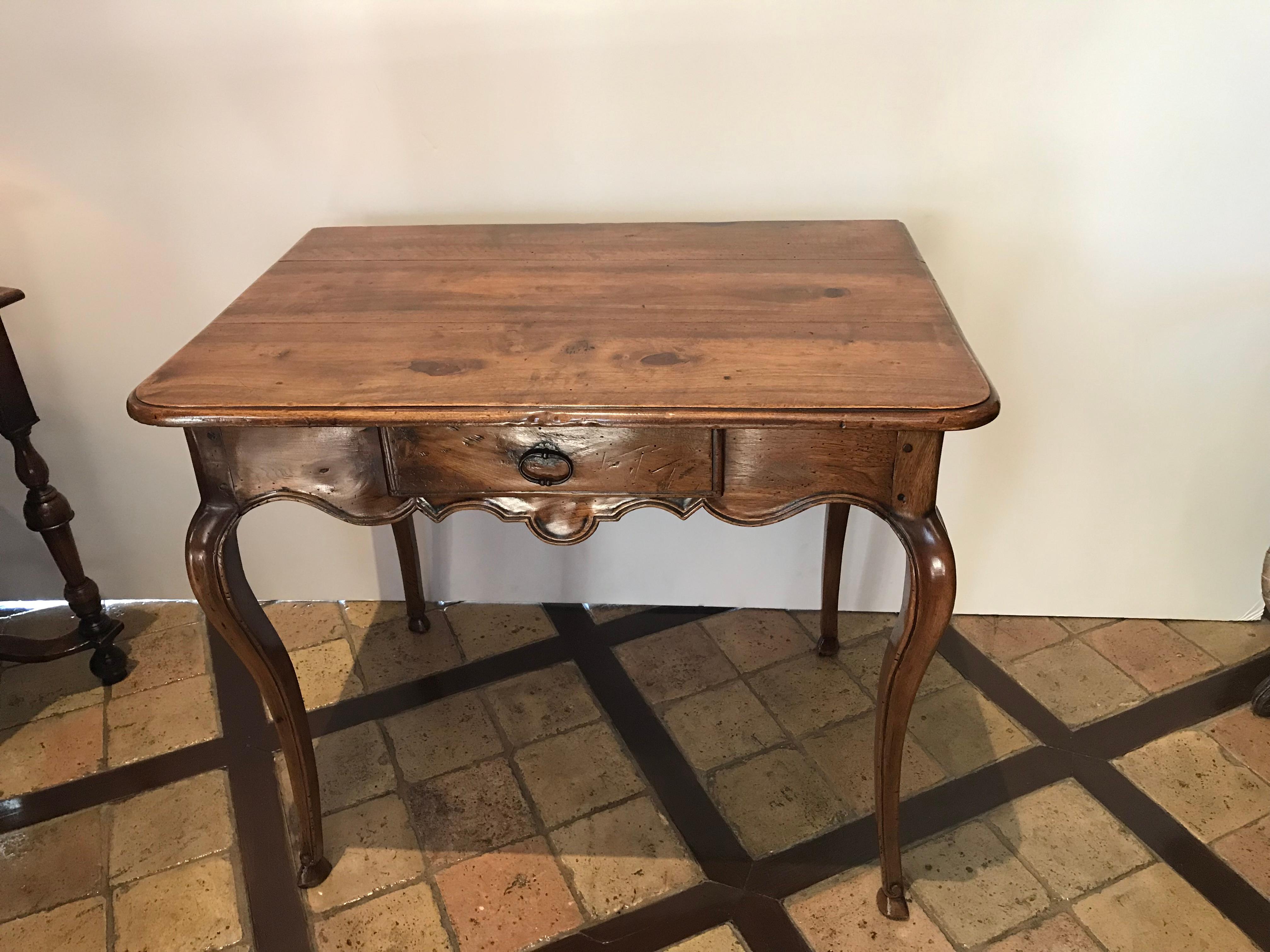 Table d'appoint en bois de noyer sculpté à la main, Provençale, du 18e siècle en vente 10