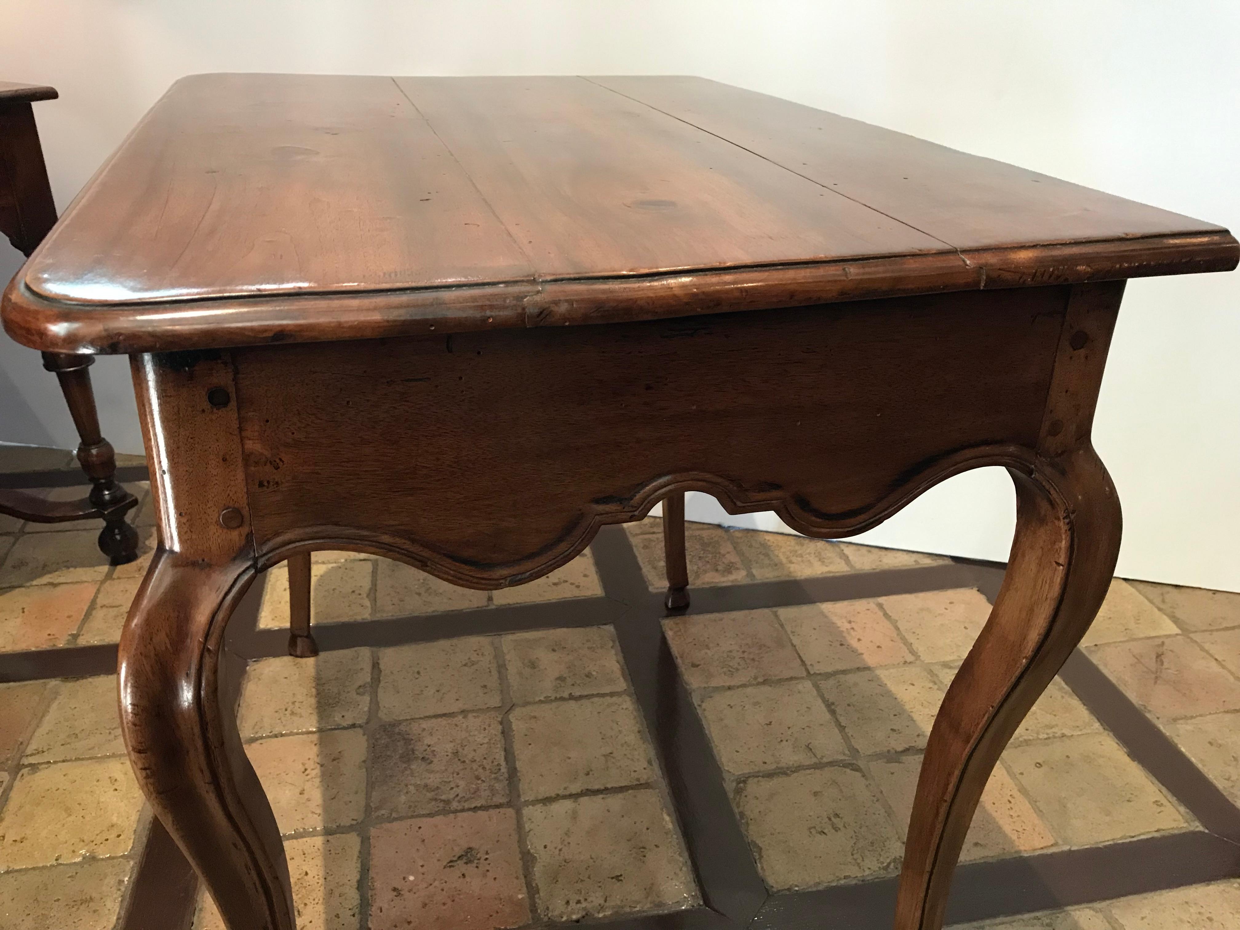 Table d'appoint en bois de noyer sculpté à la main, Provençale, du 18e siècle en vente 12