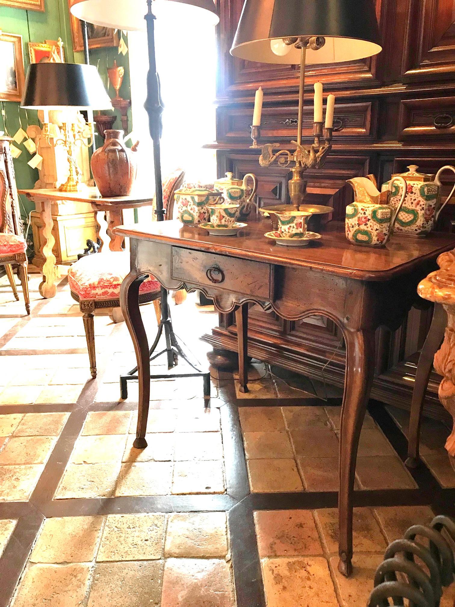Métal Table d'appoint en bois de noyer sculpté à la main, Provençale, du 18e siècle en vente