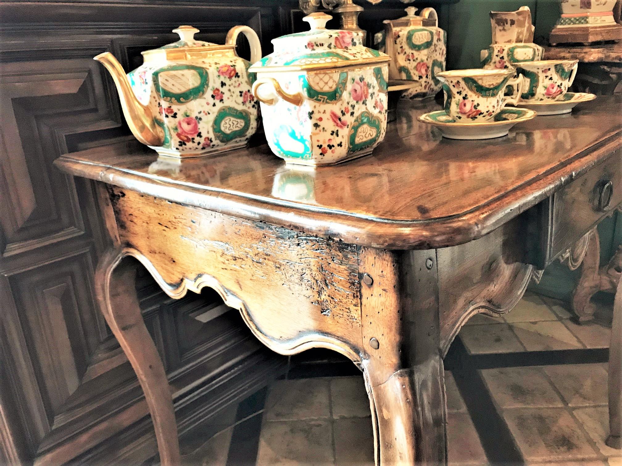 Table d'appoint en bois de noyer sculpté à la main, Provençale, du 18e siècle en vente 1
