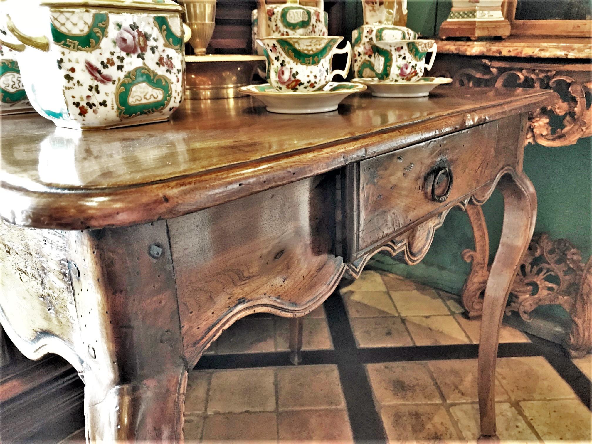Table d'appoint en bois de noyer sculpté à la main, Provençale, du 18e siècle en vente 2