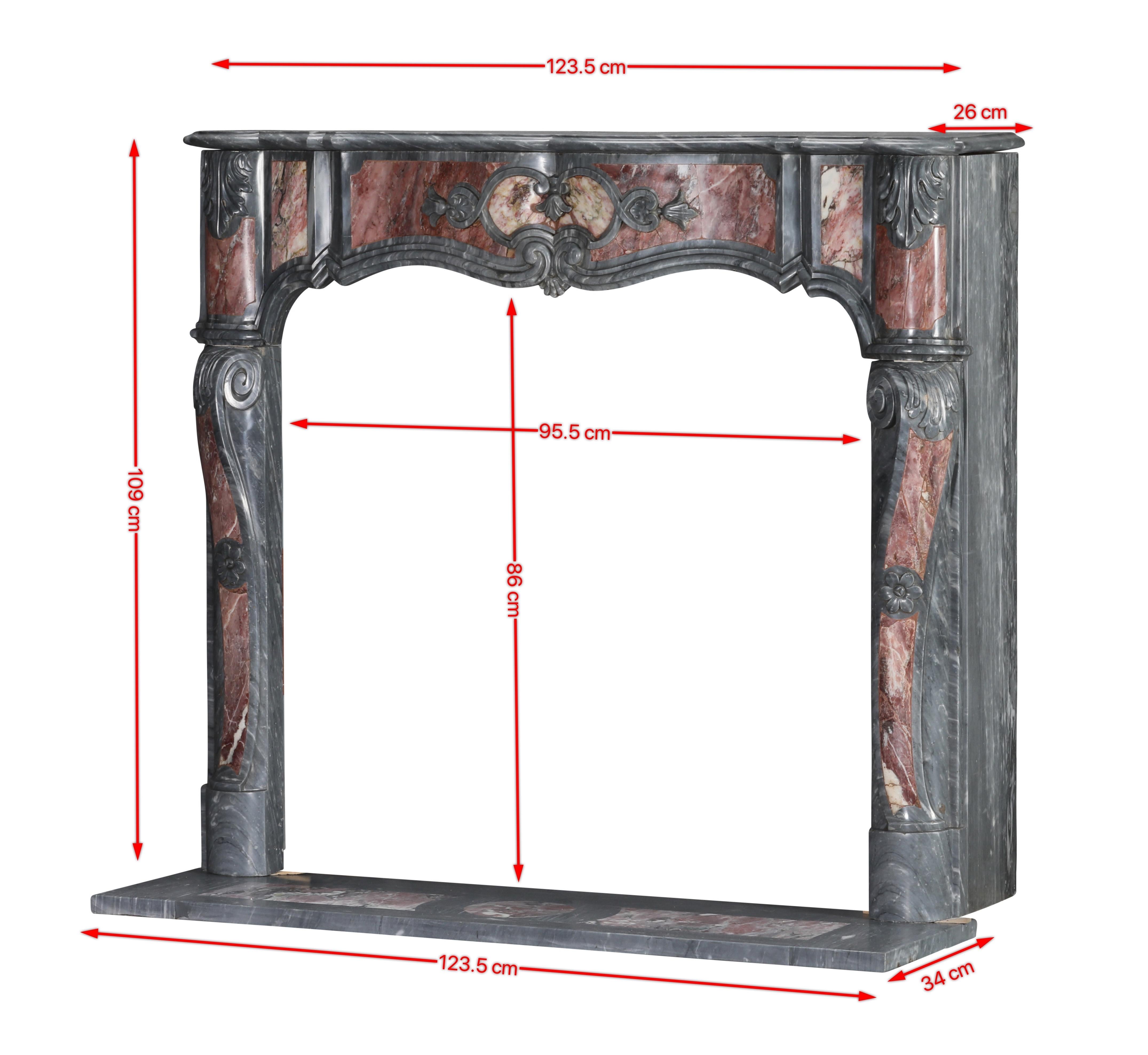 Introduisez de la chaleur et de l'élégance dans votre espace avec cette superbe cheminée en marbre antique de Provence.
La combinaison des nuances de marbre gris-bleu, bleu-Turquin, et rouge-rose, Fleur-de-Pêcher, la sculpture complexe témoigne d'un