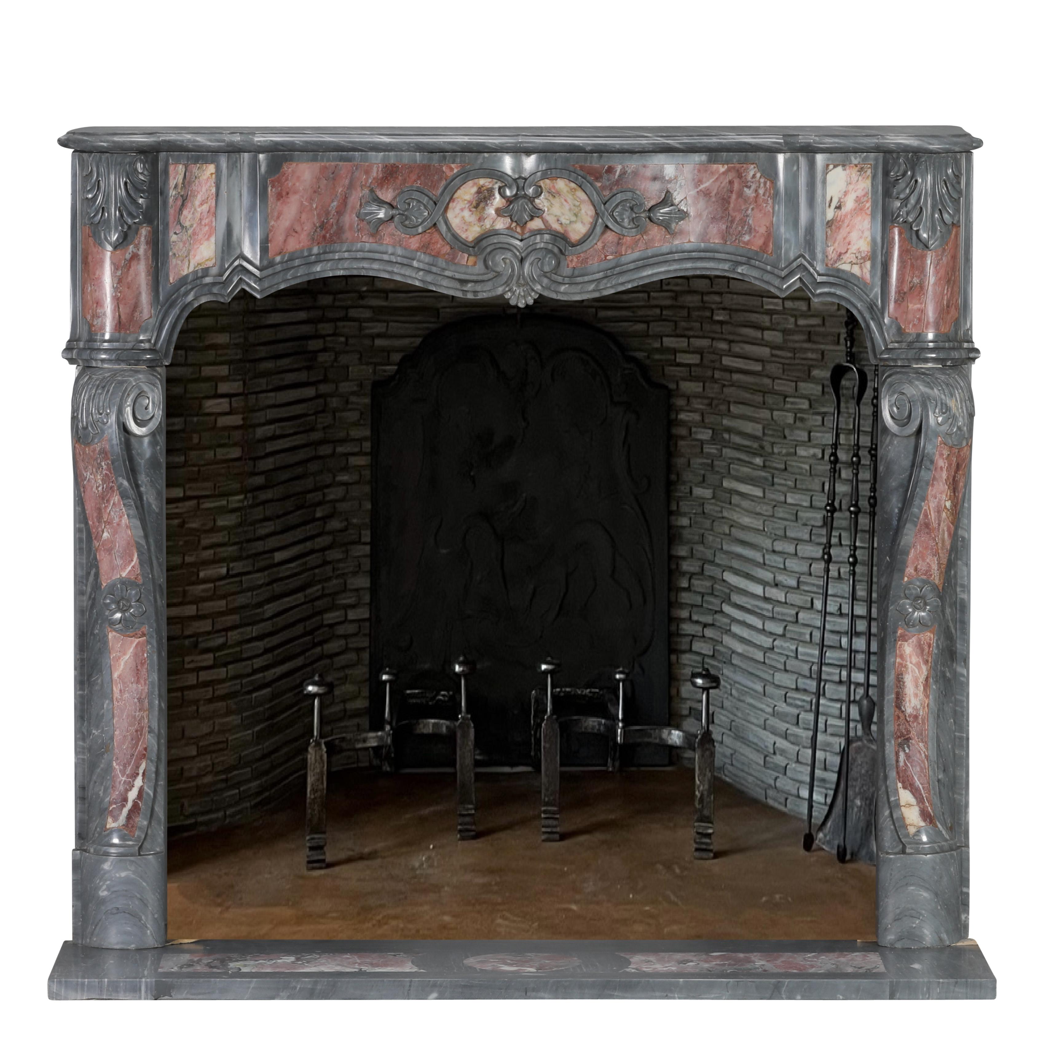 Cheminée ornée du 18e siècle en marbre bleu-turquin Excellent état - En vente à Beervelde, BE