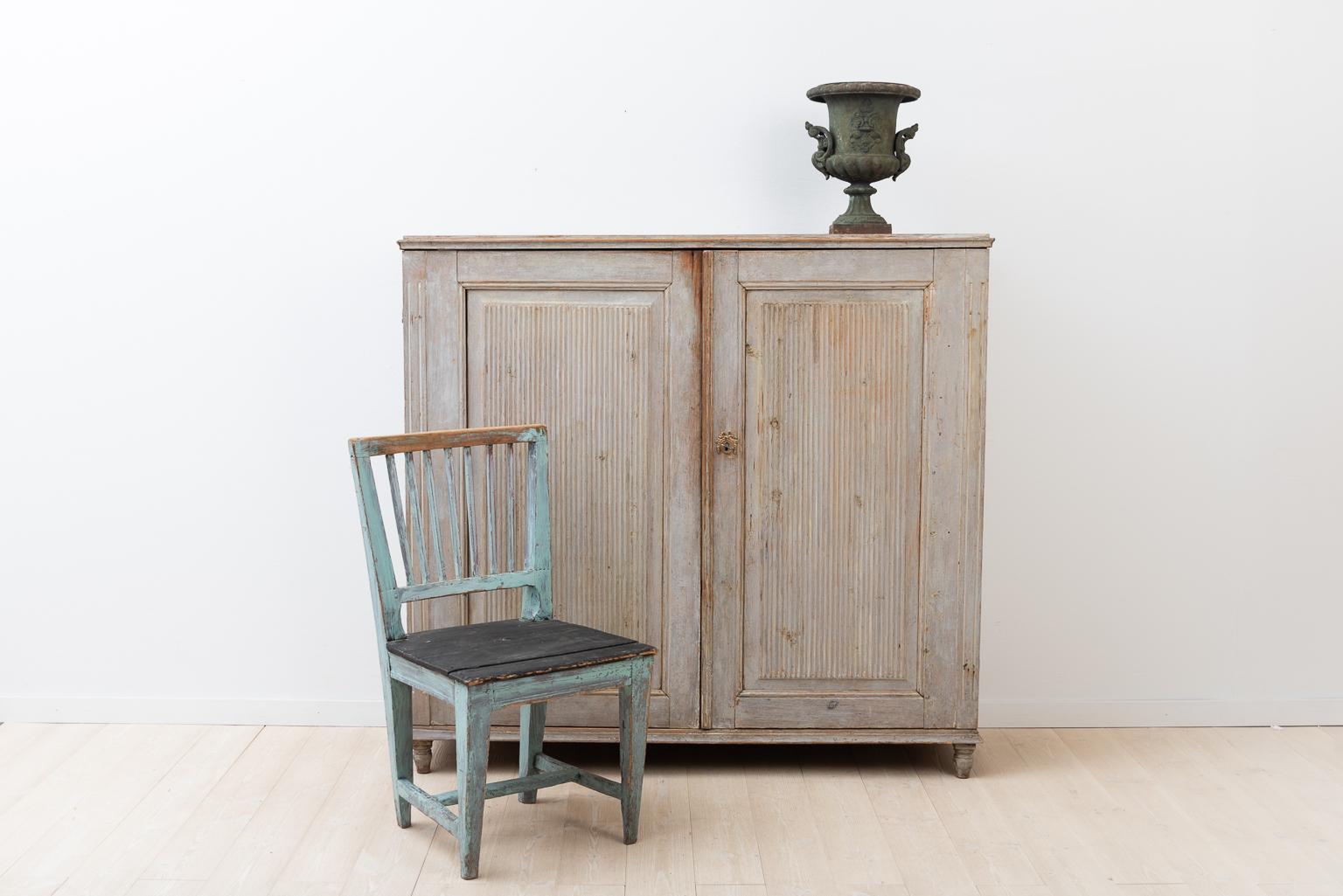 Provincial Swedish Gustavian sideboard. The interior is original with the original holders for spoons. The doors are decorated with ribbs. The sideboard as had minor touch ups trough the years. Fully functional lock and key. Manufactured circa 1790.