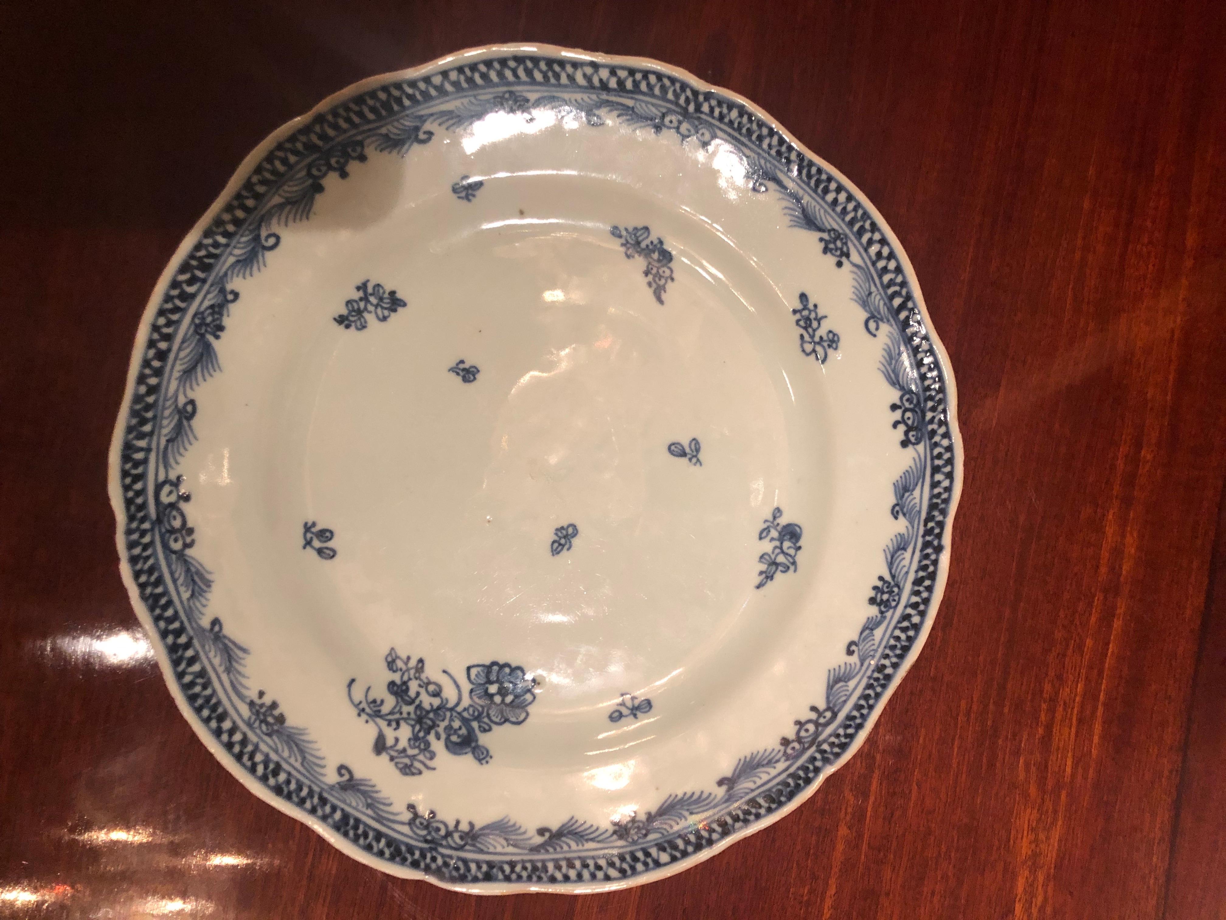 Vernissé Assiette bleue et blanche en porcelaine chinoise Qianlong du 18ème siècle avec fleurs en vente