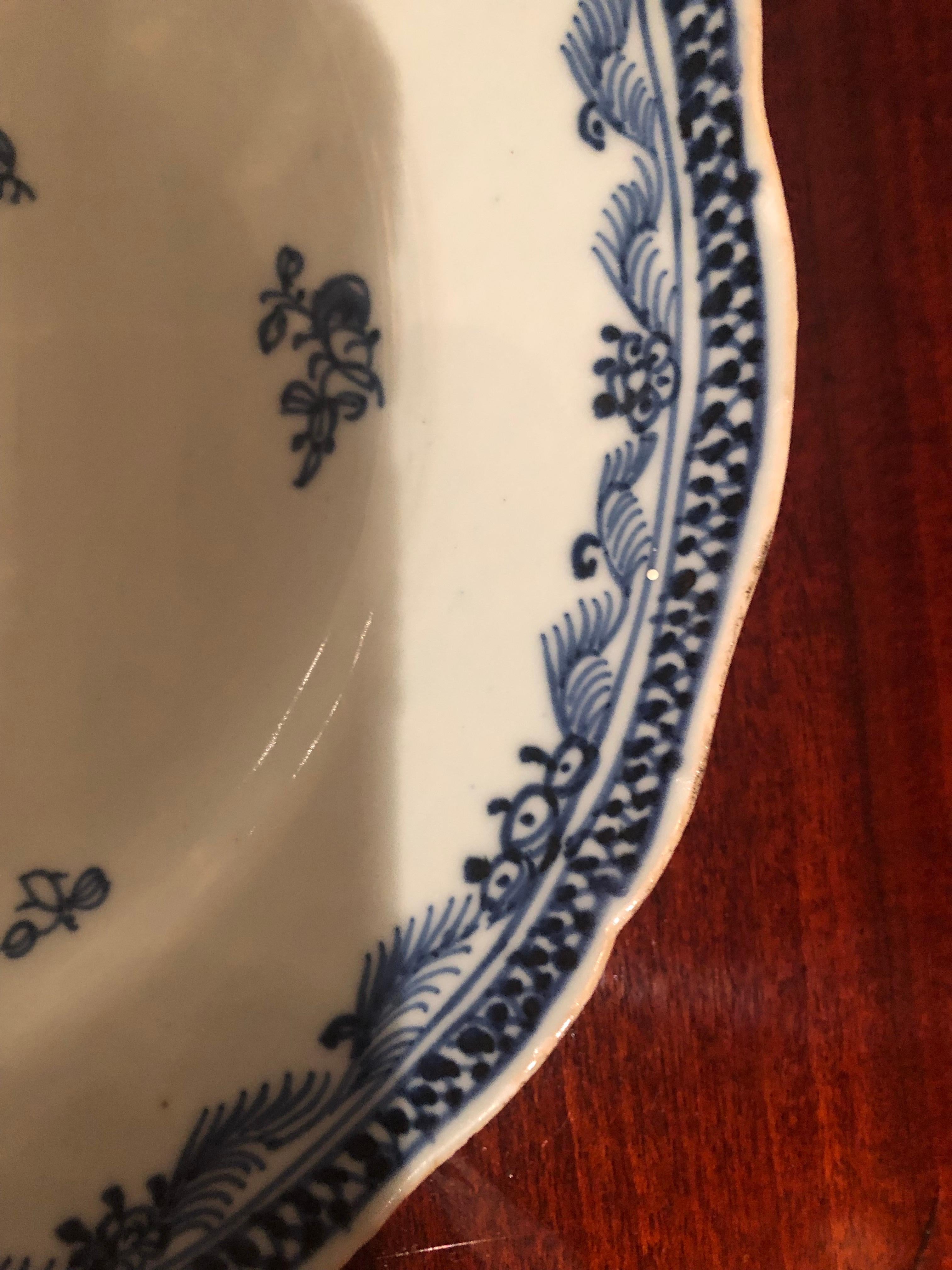 18th Century Qianlong Chinese Porcelain Blue & White Plate with Flowers In Good Condition For Sale In Miami, FL