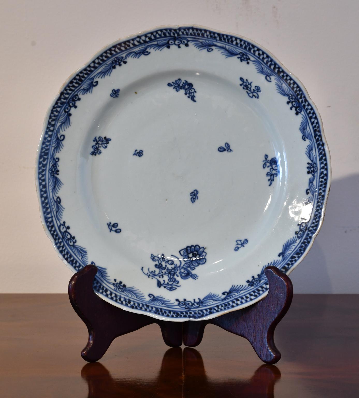 Blau-weißer Qianlong-Porzellanteller aus chinesischem Porzellan des 18. Jahrhunderts mit Blumen (Chinesisch) im Angebot
