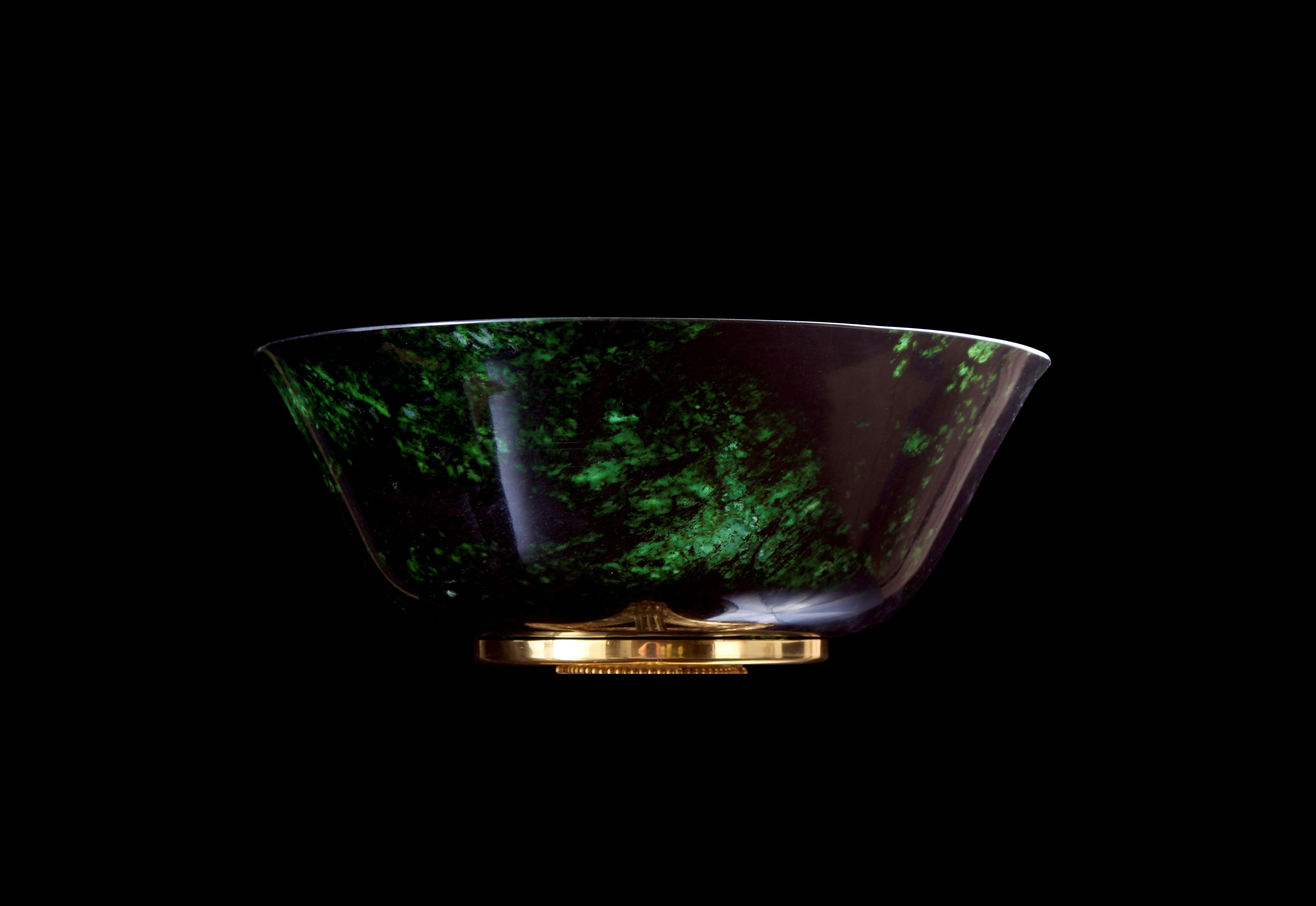 18th Century Qianlong Spinach Green Jade Bowl On 19th Century Gilt Bronze For Sale 1