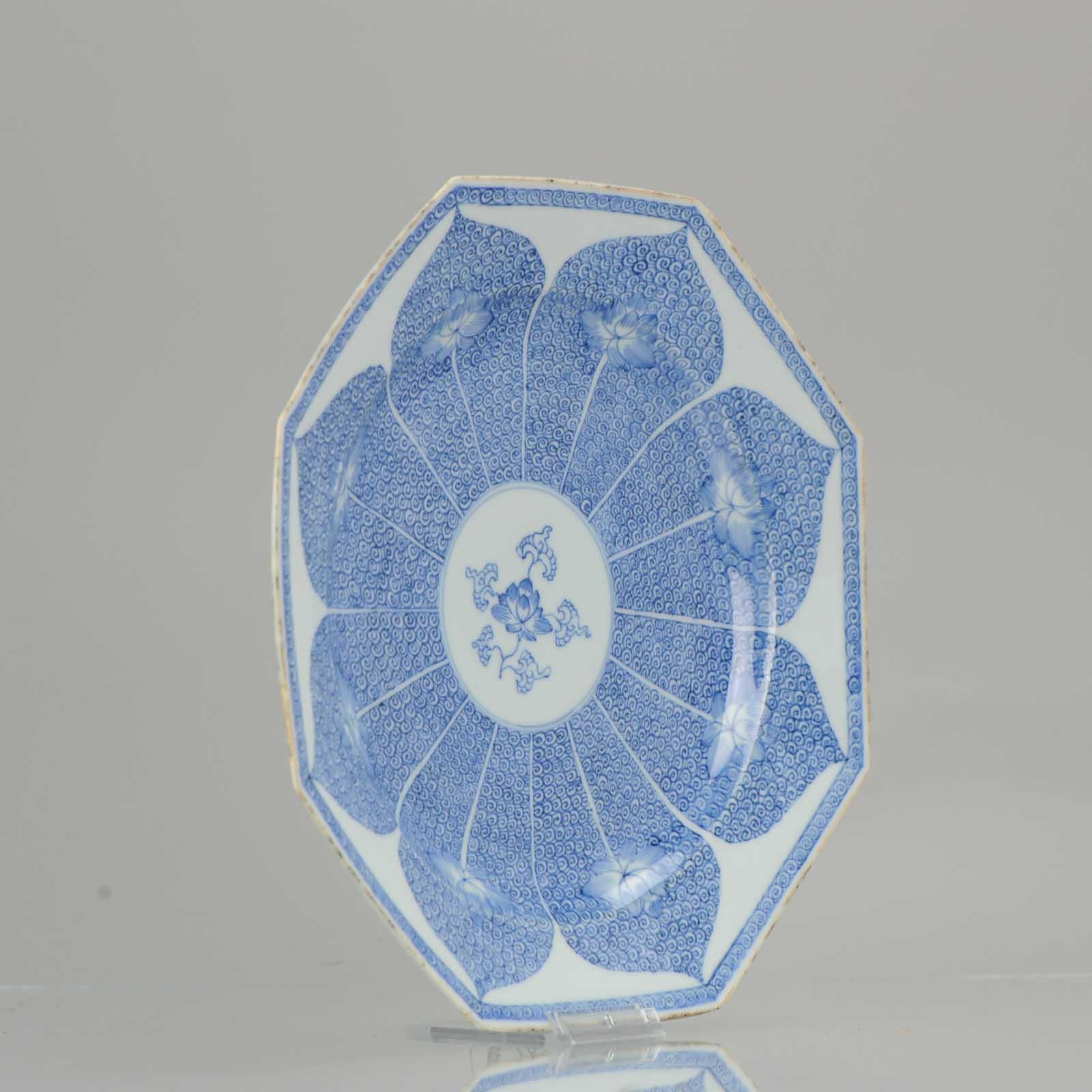 Assiette en porcelaine chinoise Qing du 18ème siècle Fleur de lotus octogonale bleue et blanche en vente 5