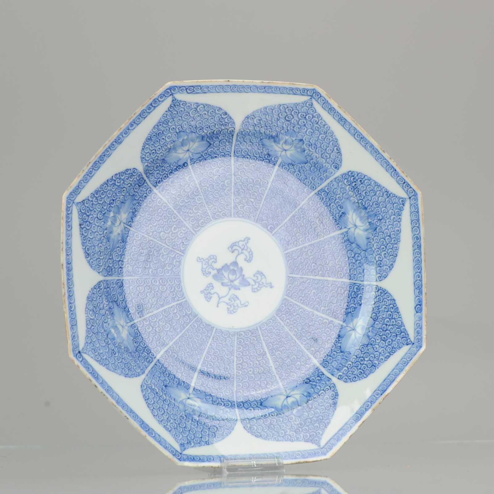Assiette en porcelaine chinoise Qing du 18ème siècle Fleur de lotus octogonale bleue et blanche en vente 6
