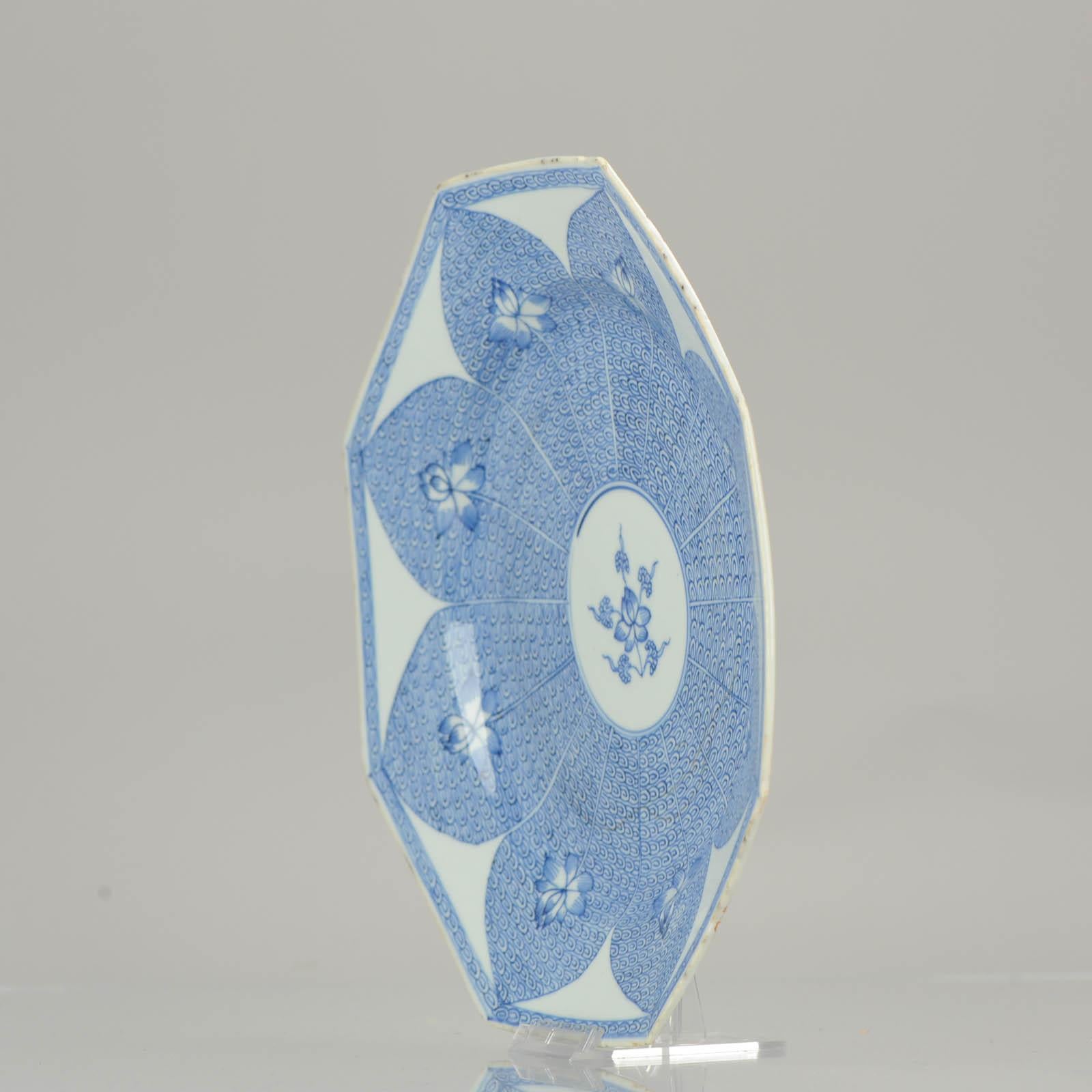Chinesischer Qing-Porzellanteller des 18. Jahrhunderts, blaue und weiße achteckige Lotusblume im Zustand „Gut“ im Angebot in Amsterdam, Noord Holland