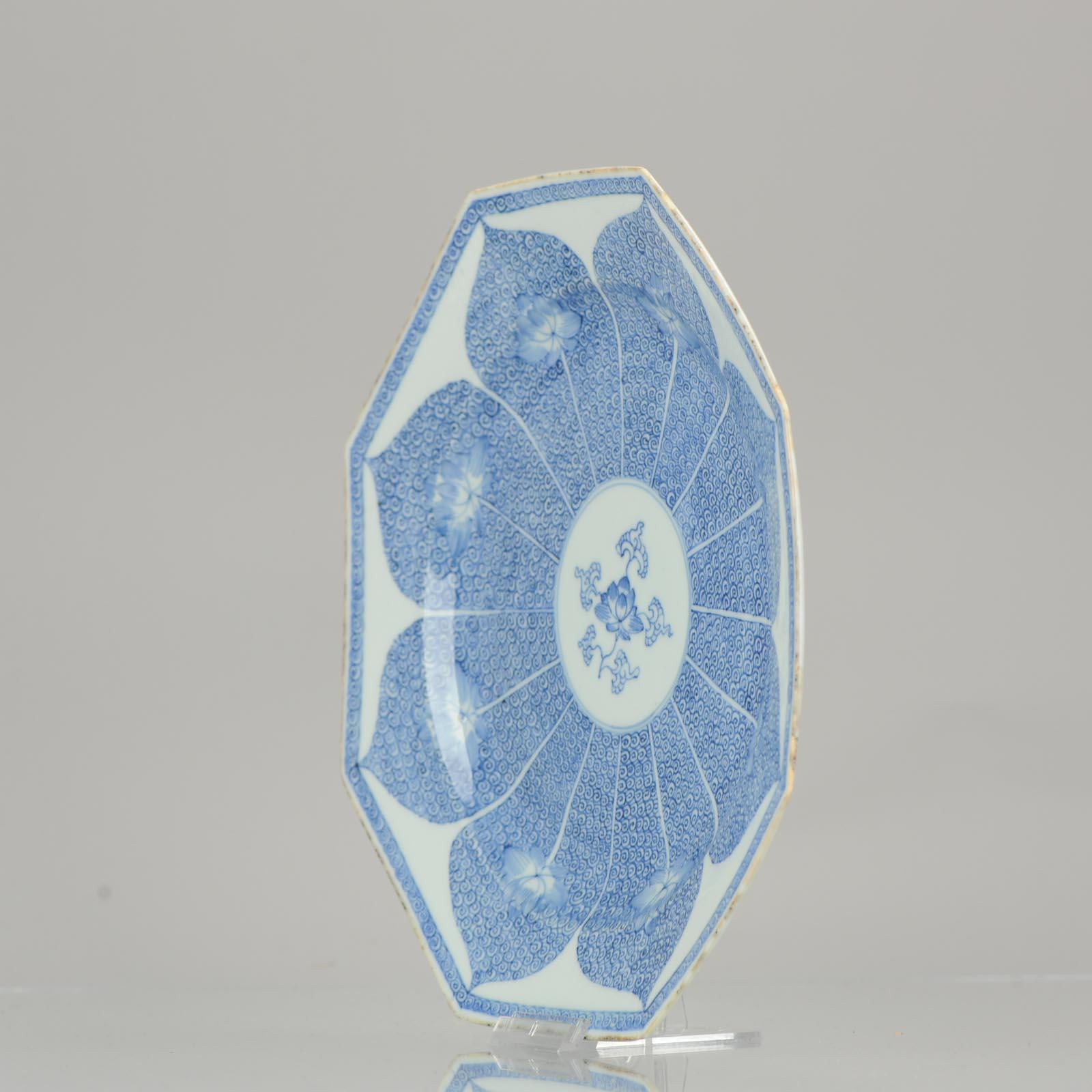 Chinois Assiette en porcelaine chinoise Qing du 18ème siècle Fleur de lotus octogonale bleue et blanche en vente