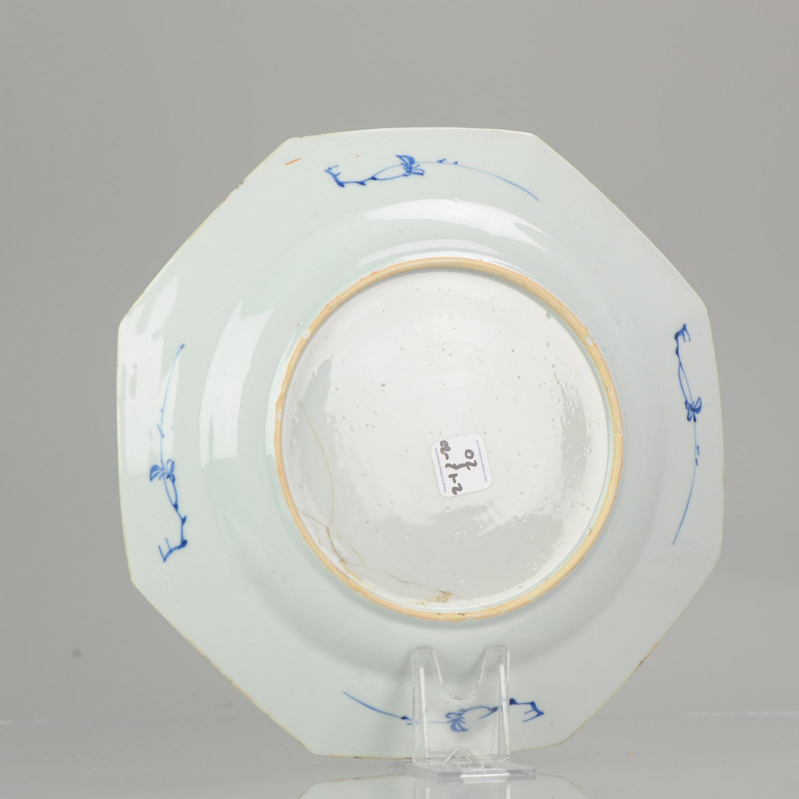 Porcelaine Assiette en porcelaine chinoise Qing du 18ème siècle Fleur de lotus octogonale bleue et blanche en vente