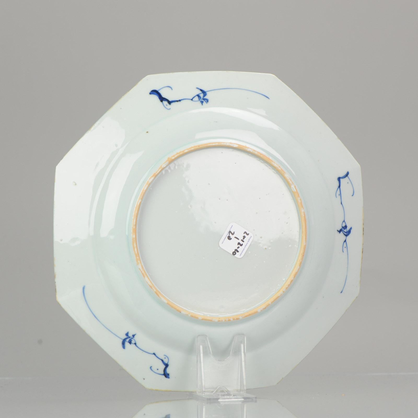 Porcelaine Assiette en porcelaine chinoise Qing du 18ème siècle Fleur de lotus octogonale bleue et blanche en vente