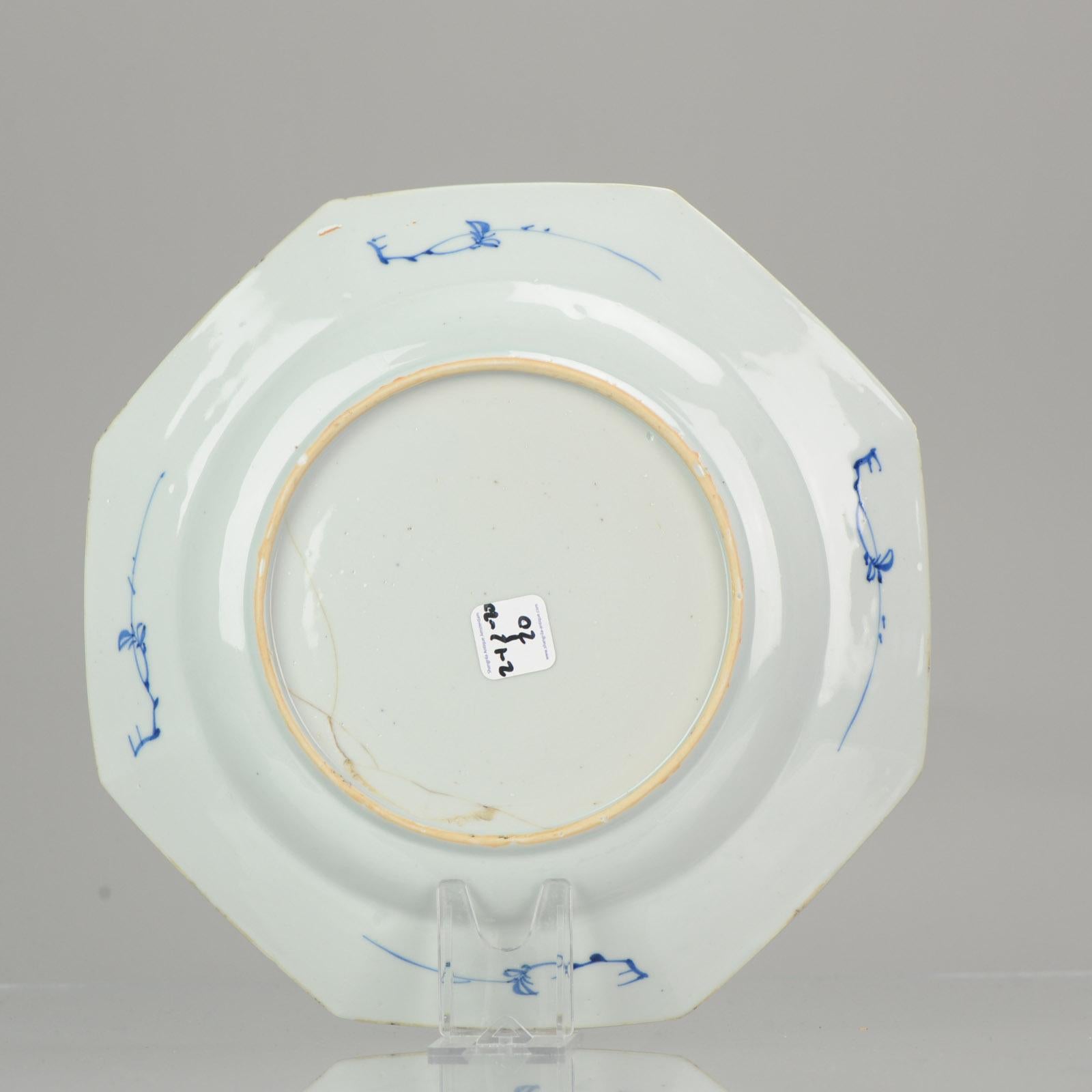 Assiette en porcelaine chinoise Qing du 18ème siècle Fleur de lotus octogonale bleue et blanche en vente 1
