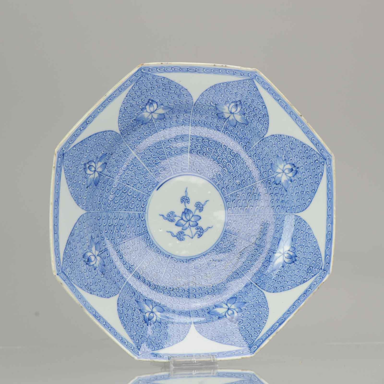 Chinesischer Qing-Porzellanteller des 18. Jahrhunderts, blaue und weiße achteckige Lotusblume im Angebot 4