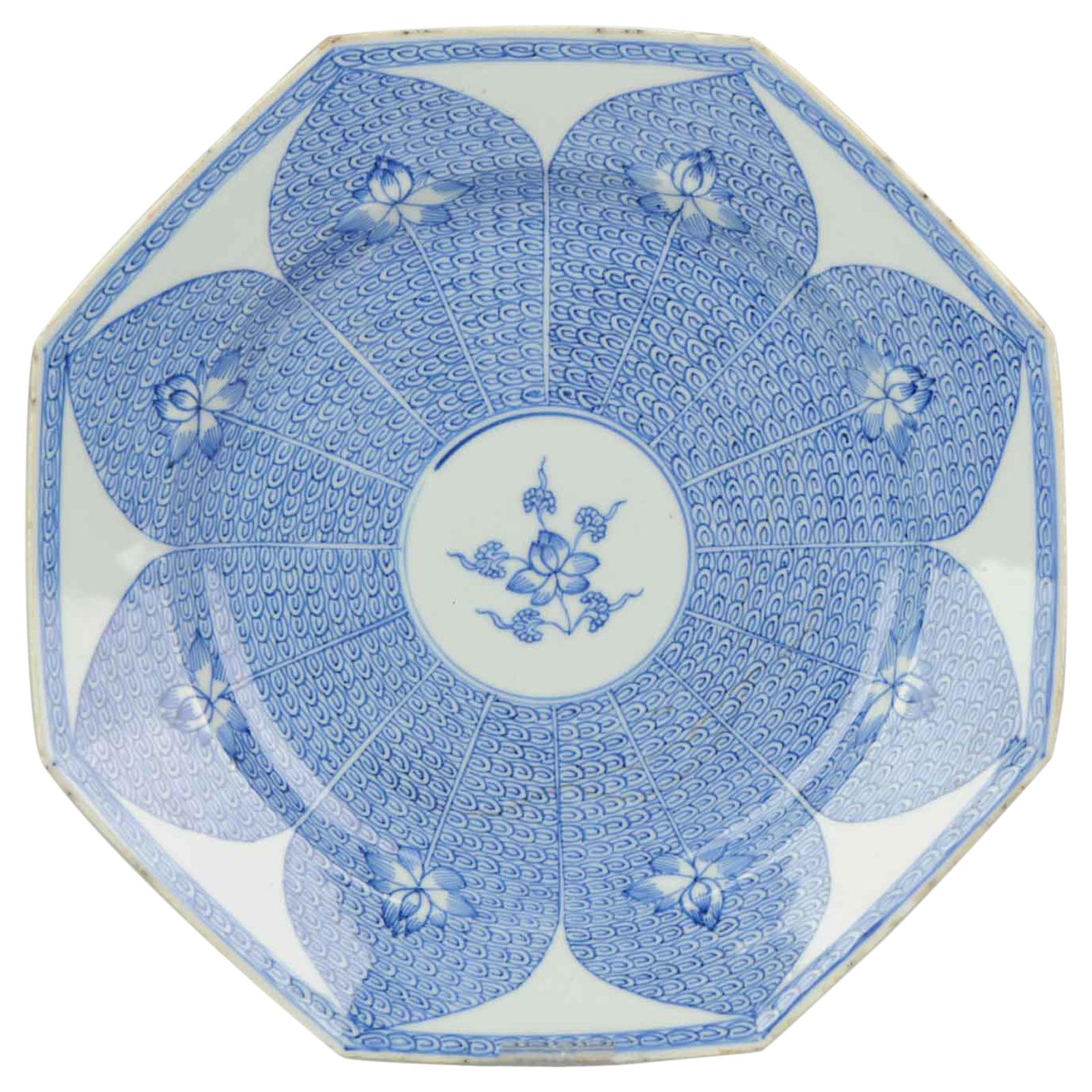 Assiette en porcelaine chinoise Qing du 18ème siècle Fleur de lotus octogonale bleue et blanche en vente