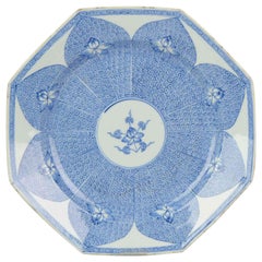 Chinesischer Qing-Porzellanteller des 18. Jahrhunderts, blaue und weiße achteckige Lotusblume